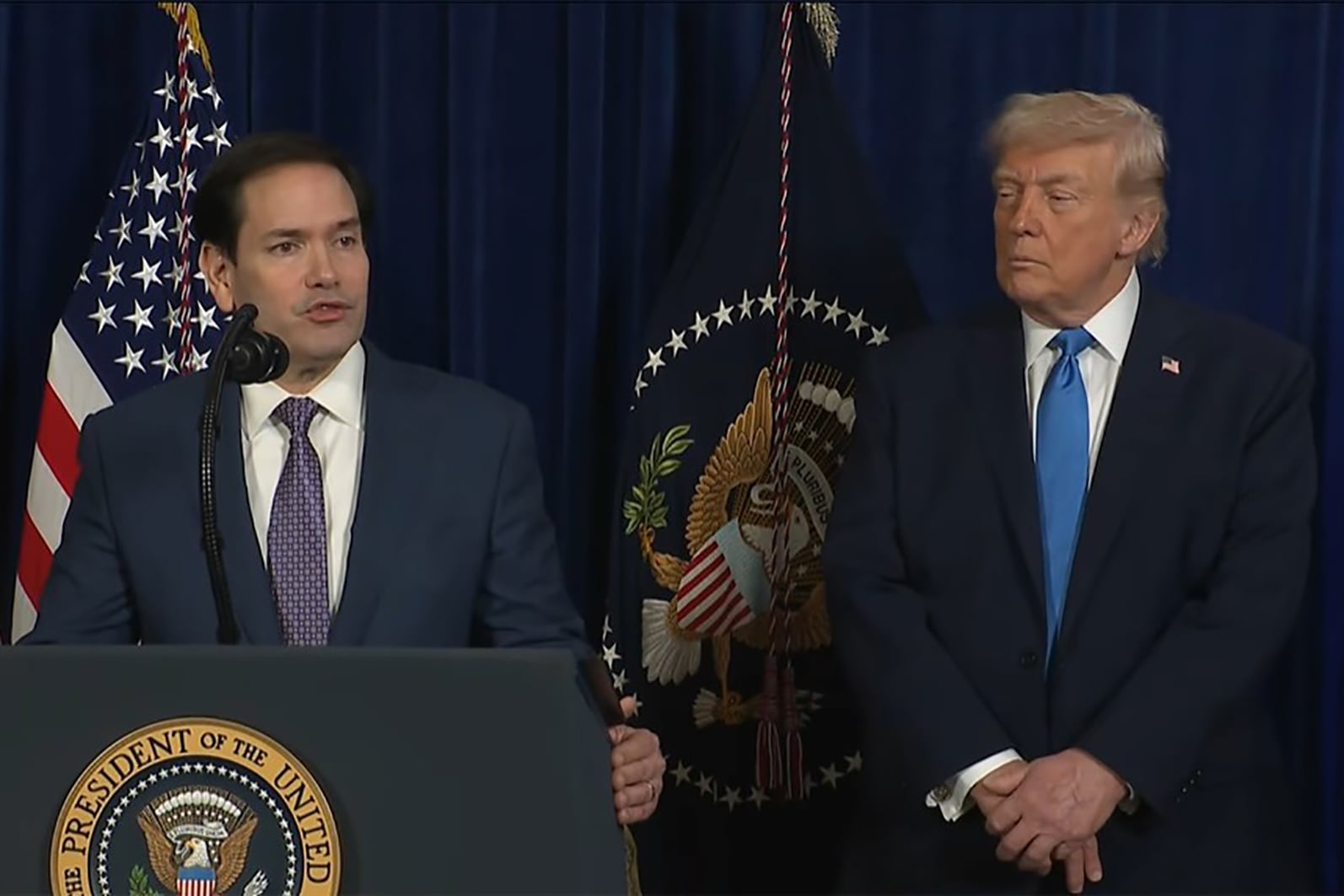 AME1697. PALM BEACH (ESTADOS UNIDOS), 03/01/2026.- Captura de video tomada de una transmisión de La Casa Blanca del presidente de Estados Unidos, Donald Trump, escuchando al secretario de Estado Marco Rubio (i) durante una declaración este sábado, desde Palm Beach (FL, EE.UU.). Rubio dijo tras la operación que depuso a Nicolás Maduro del poder en Venezuela, que si "estuviera en La Habana, estaría preocupado aunque fuera un poco", mientras que Trump dijo que la isla es un "caso muy similar" y que su objetivo es ayudar al pueblo cubano frente al castrismo. EFE/ La Casa Blanca /SOLO USO EDITORIAL/ SOLO DISPONIBLE PARA ILUSTRAR LA NOTICIA QUE ACOMPAÑA (CRÉDITO OBLIGATORIO)