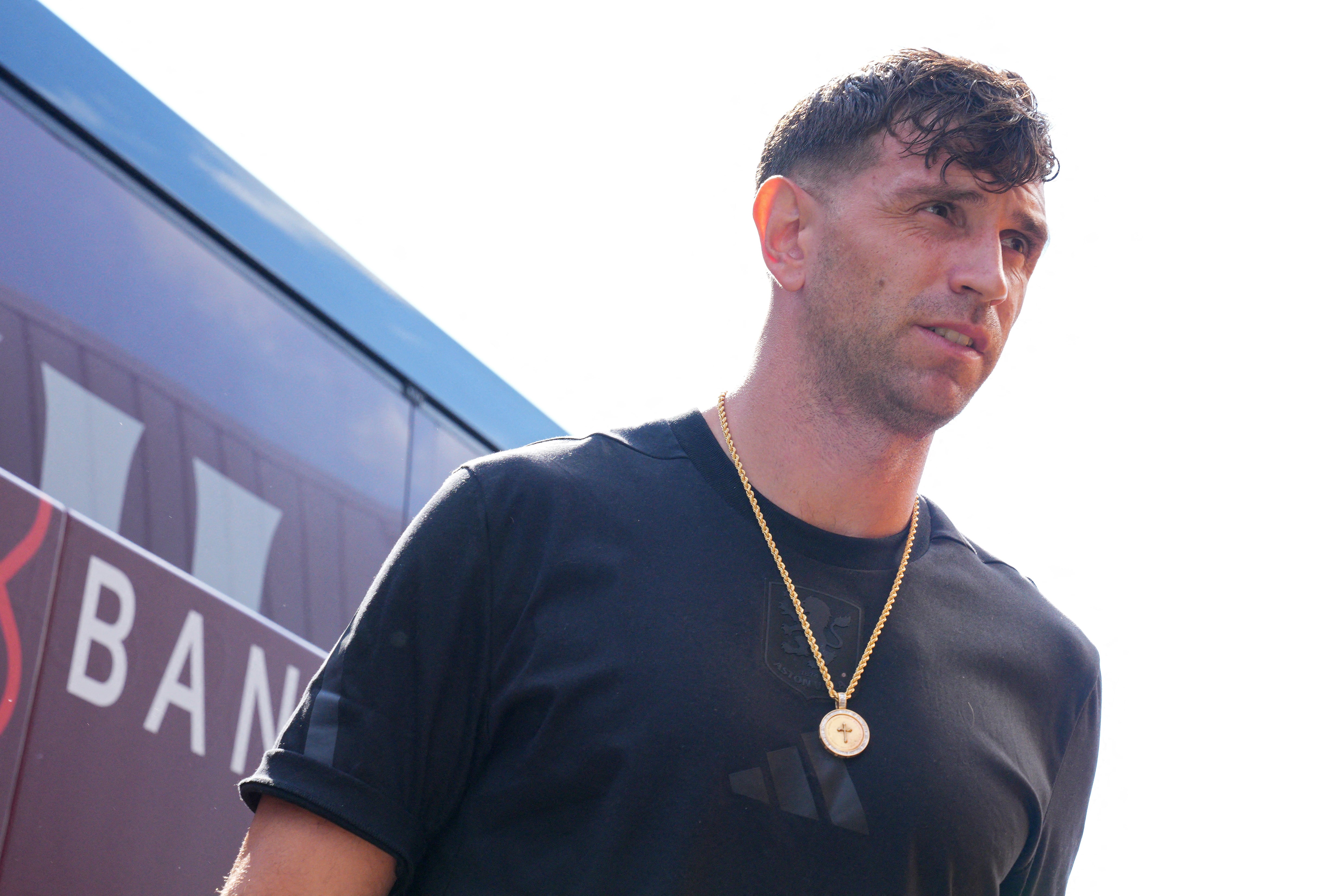 LOUISVILLE, KENTUCKY - JULY 26: Emiliano Martínez #23 of Aston Villa arrives at Lynn Family Stadium prior to a friendly soccer match against Eintracht Frankfurt on July 26, 2025 in Louisville, Kentucky.   Jeff Dean/Getty Images/AFP (Photo by Jeff Dean / GETTY IMAGES NORTH AMERICA / Getty Images via AFP)