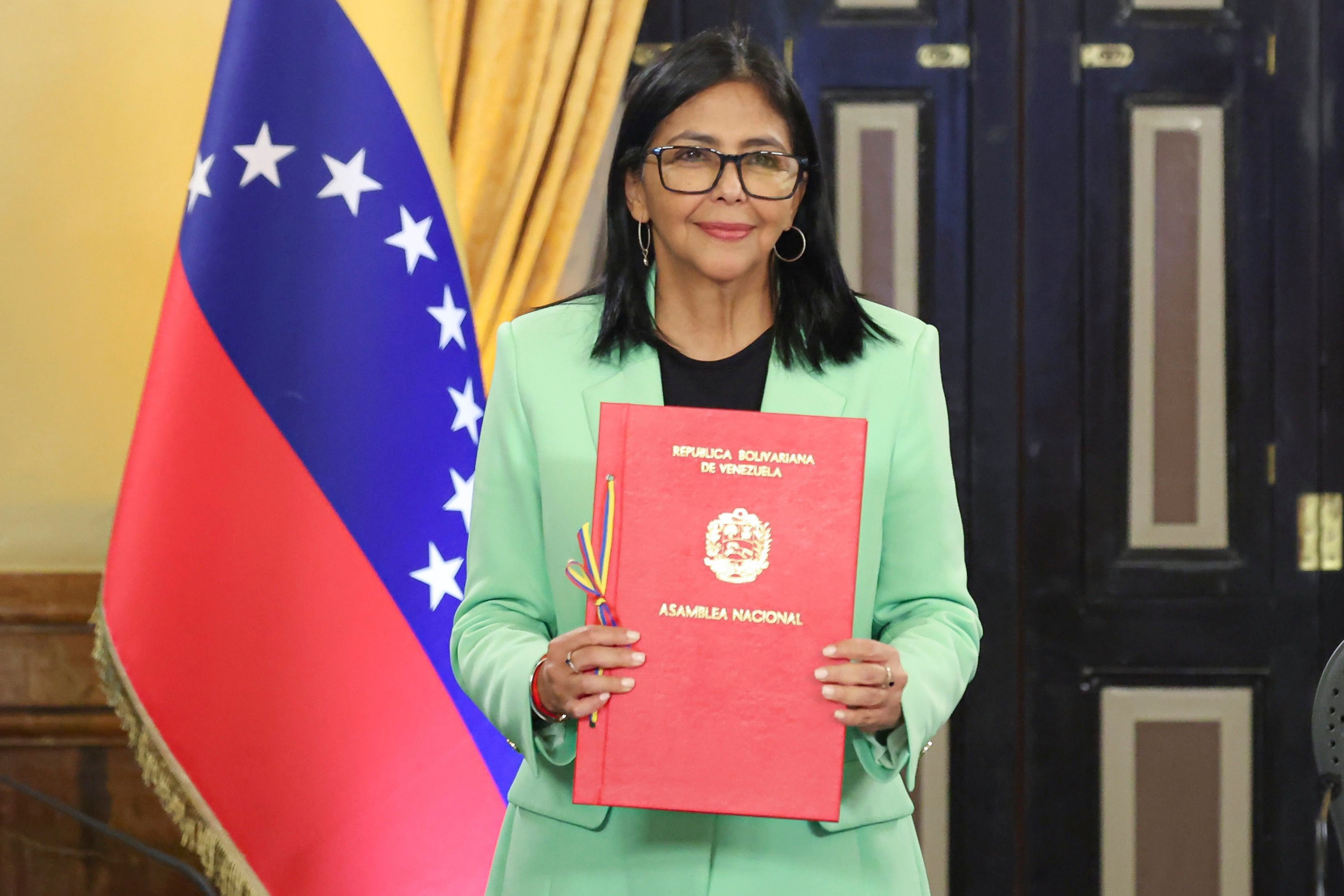 AME3177. CARACAS (VENEZUELA), 07/01/2026.- Fotografía cedida por el Palacio de Miraflores de la presidenta encargada de Venezuela, Delcy Rodríguez, en un acto de gobierno, en Caracas (Venezuela). Rodríguez advirtió la noche de que su país "vive momentos muy delicados para su estabilidad política", luego de la "agresión militar" de Estados Unidos el pasado sábado, cuando tropas de esta nación capturaron al mandatario Nicolás Maduro y a su esposa, Cilia Flores. EFE/ Palacio de Miraflores /SOLO USO EDITORIAL/NO VENTAS/SOLO DISPONIBLE PARA ILUSTRAR LA NOTICIA QUE ACOMPAÑA (CRÉDITO OBLIGATORIO)