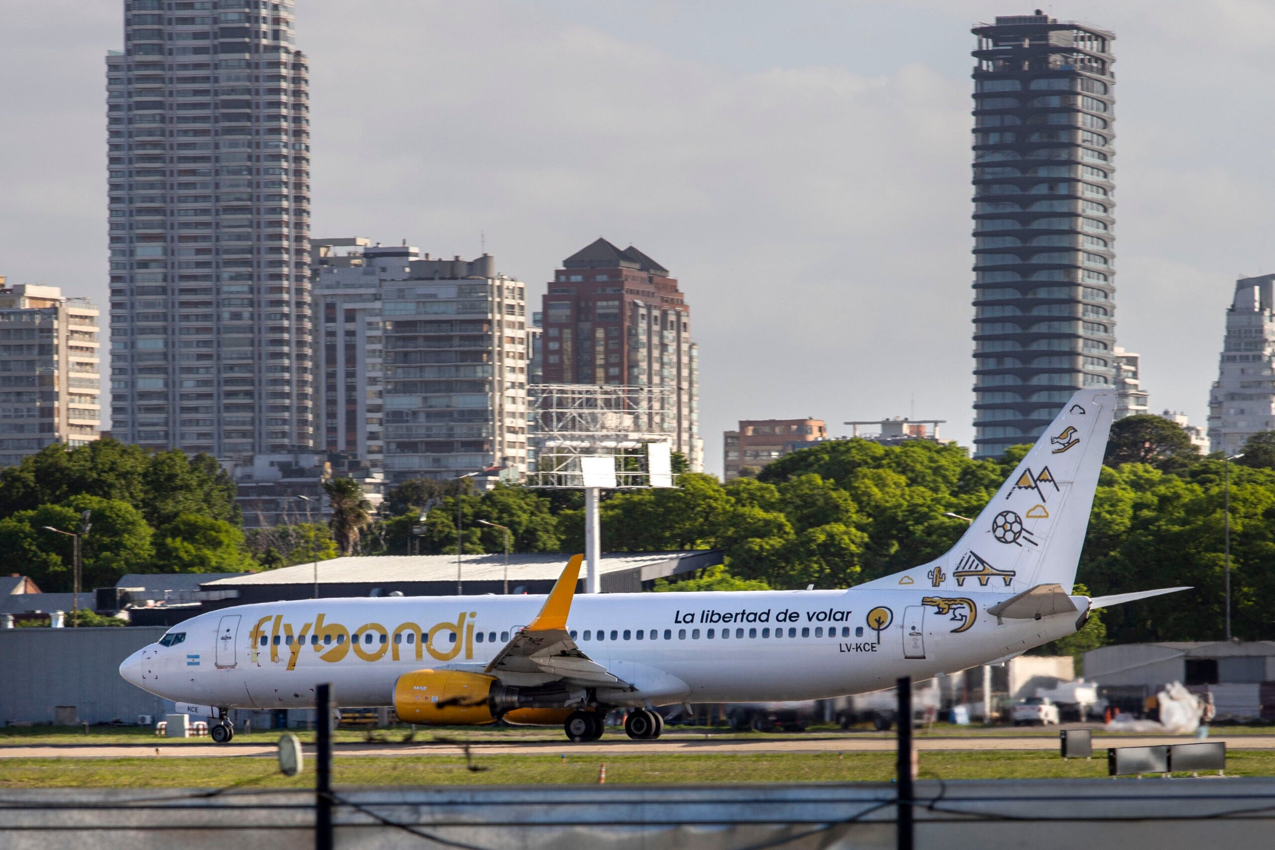 NOTICIAS ARGENTINAS
BAIRES, JULIO 30: La crisis operativa de Flybondi dejó de ser un problema puntual de temporada para convertirse en un caso testigo sobre los límites de la desregulación y la capacidad del Estado para proteger a los pasajeros frente a una aerolínea que, aun con niveles de cancelación inéditos, sigue vendiendo pasajes y proyectando vuelos que no puede garantizar.FOTO NA:(ARCHIVO) DAMIAN DOPACIO