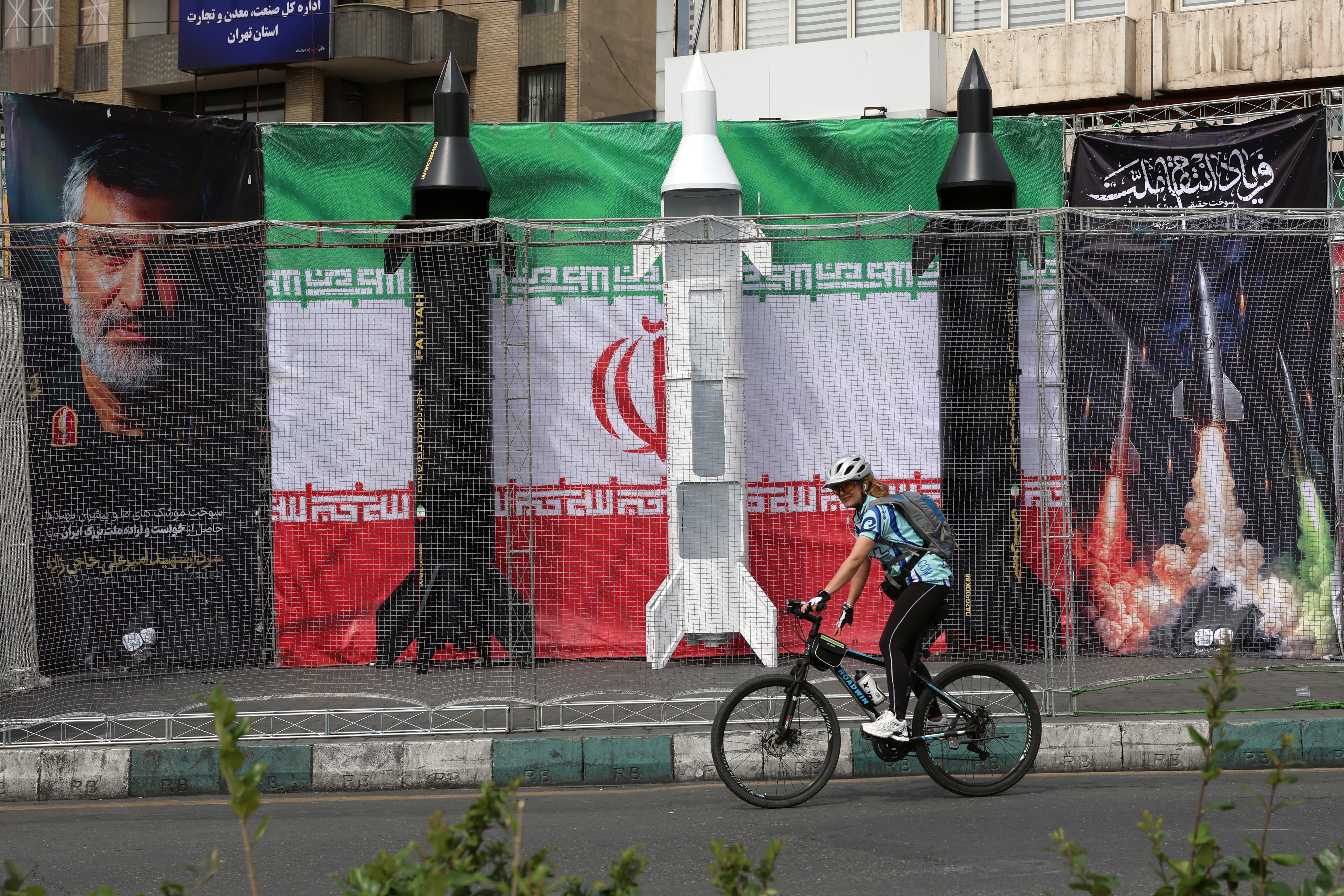 TEHRAN (IRAN (Islamic Republic Of)), 22/03/2026.- A cyclist in Tehran, Iran, 22 March 2026. US President Donald Trump has given Iran a 48-hour deadline to reopen strait of Hormuz or face further attacks to its energy ifrastructure as a joint Israeli and US military operation continues to target multiple locations across Iran since the early hours of 28 February 2026. (Teherán) EFE/EPA/ABEDIN TAHERKENAREH