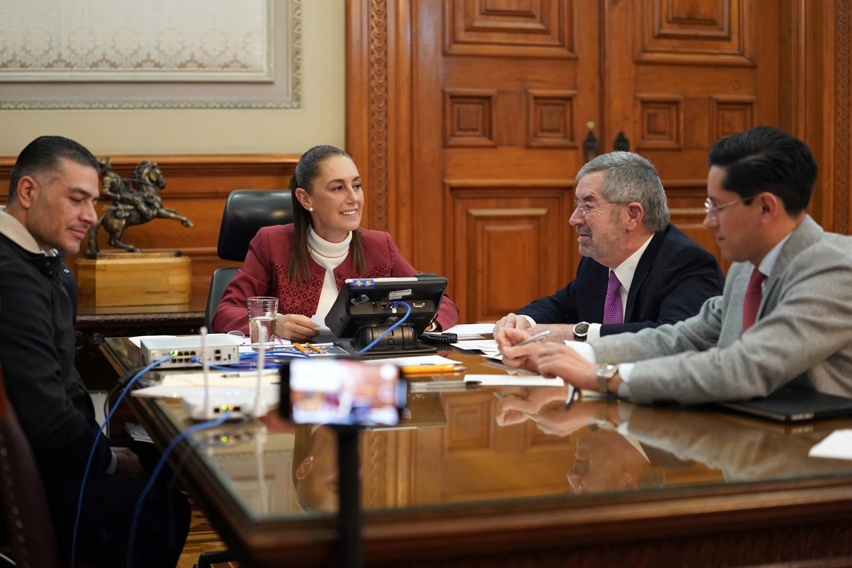MEX2450. CIUDAD DE MÉXICO (MÉXICO), 12/01/2026.- Fotografía cedida por la Presidencia de México, de su mandataria Claudia Sheinbaum (c) acompañada por el del titular de la Secretaría se Seguridad y Protección Ciudadana Omar García Harfuch (i), el canciller mexicano Juan Ramón de la Fuente (2-d) y el subsecretario para América del Norte, Roberto Velasco (d), durante una conversación telefónica con el presidente estadounidense Donald Trump este lunes, en el Palacio Nacional de Ciudad de México (México). Sheinbaum informó que sostuvo una “muy buena conversación” con su homólogo estadounidense, Donald Trump, en la que abordaron tema como el "respeto a las soberanías, la disminución del tráfico de drogas, el comercio y las inversiones", en medio de la tensión por la amenaza de ataques terrestres a los carteles del narcotráfico en México. EFE/Presidencia de México/ SOLO USO EDITORIAL/NO VENTAS/SOLO DISPONIBLE PARA ILUSTRAR LA NOTICIA QUE ACOMPAÑA (CRÉDITO OBLIGATORIO)