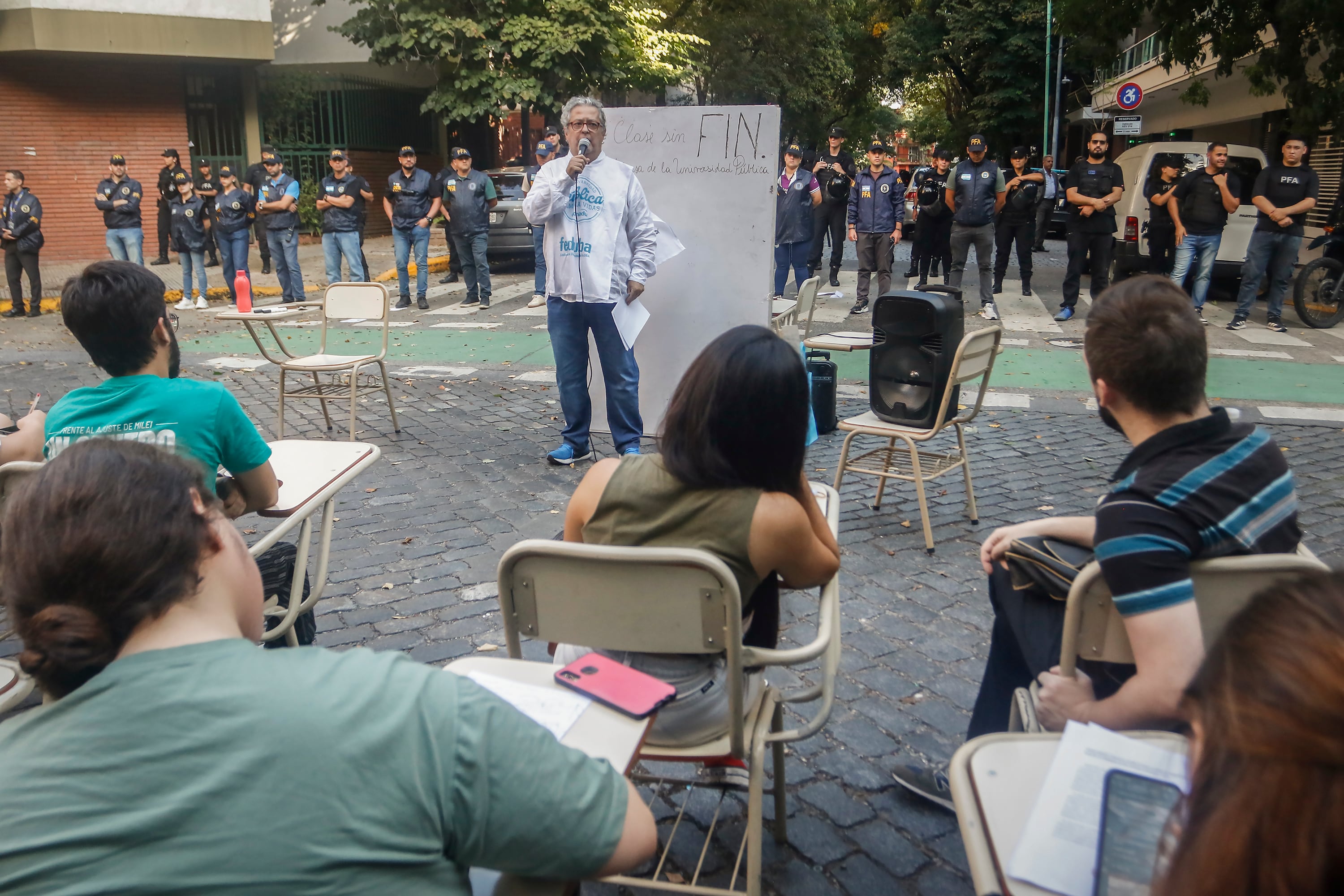 clase pùblica UBA frente al departamento de Manuel Adorni