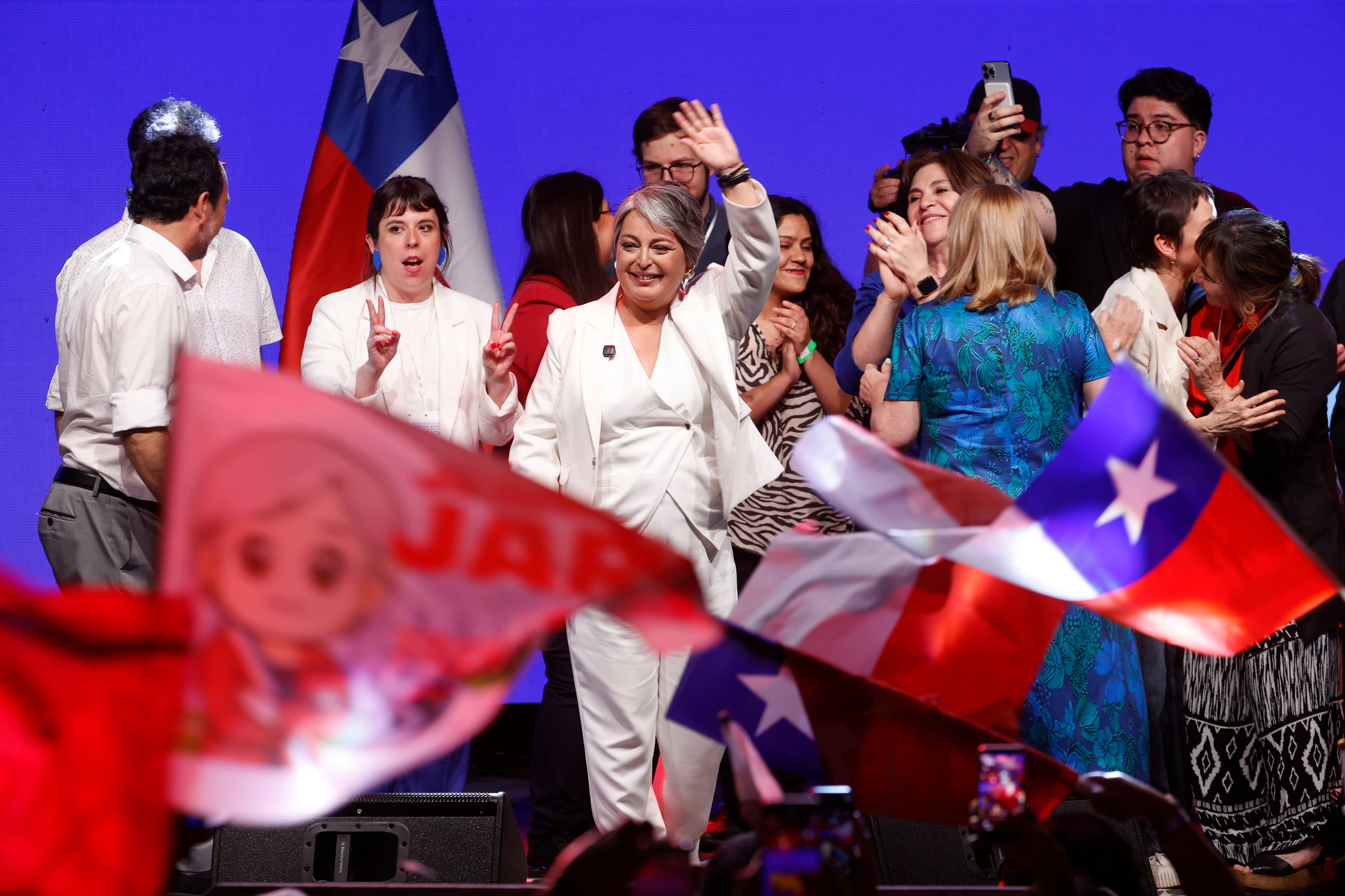 AME9776. SANTIAGO (CHILE), 16/11/2025.- La candidata a la Presidencia de Chile por el partido Unidad por Chile, Jeannette Jara (c), saluda a seguidores tras conocer los resultados de las elecciones este domingo, en Santiago (Chile). La izquierdista Jeannette Jara, que se impuso en primera vuelta por muy poco margen al ultraderechista José Antonio Kast, dijo que Chile es un país "con mucho futuro y esperanza" y pidió cuidar la democracia para no ponerla "en riesgo" de cara a la segunda vuelta del 14 de diciembre. EFE/ Elvis Gonzalez
