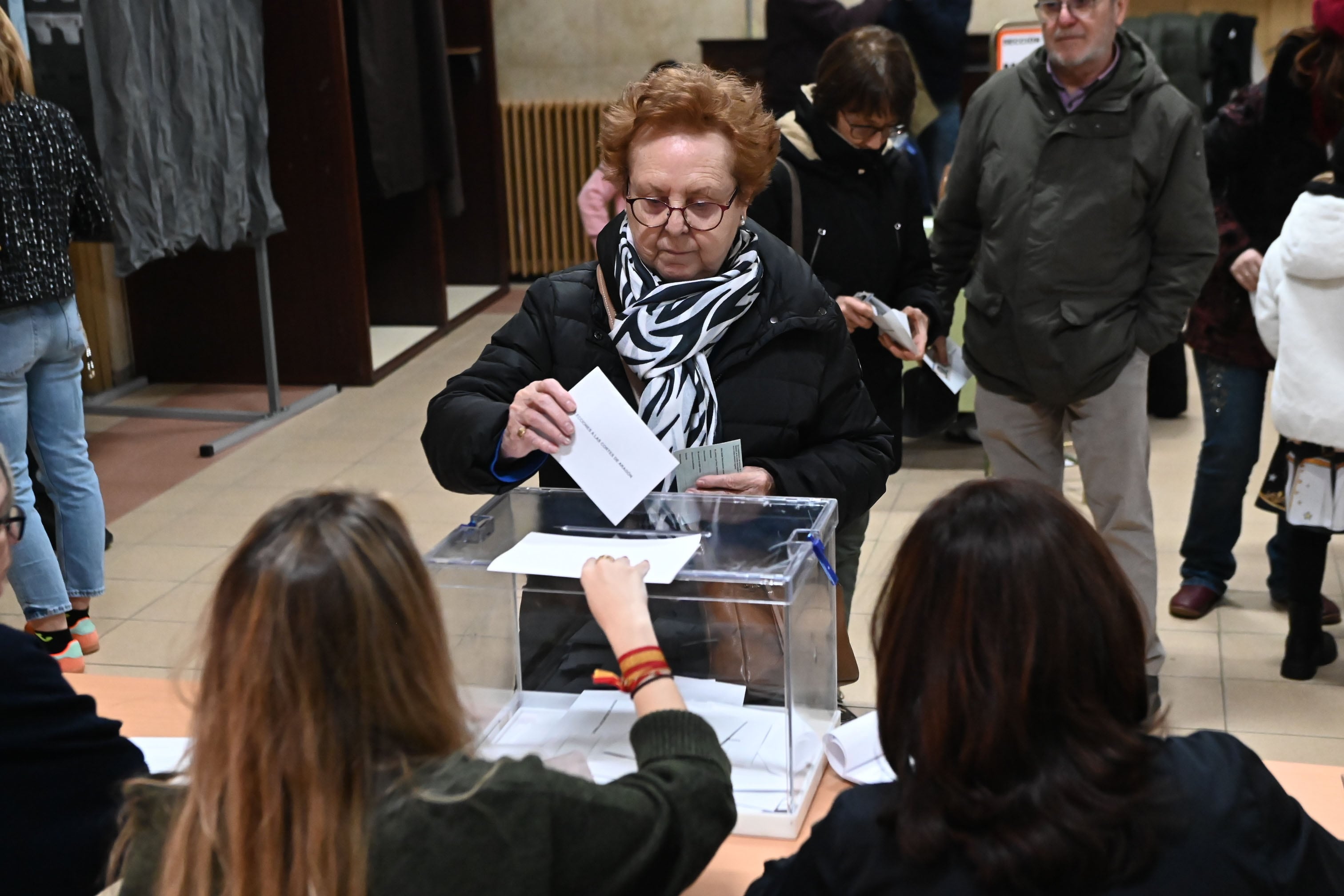 Aragoneses votan en un colegio electoral, a 8 de febrero de 2026, en Zaragoza, Aragón (España). Los aragoneses están convocados hoy a las urnas para elegir a sus representantes en las Cortes de Aragón, unos comicios autonómicos convocados de forma anticipada tras la decisión del presidente del Gobierno de Aragón, Jorge Azcón, de disolver el parlamento en medio de un bloqueo político para la aprobación de los presupuestos regionales.
NES AUTONÓMICAS
08/2/2026
Ramón Comet / Europa Press
08 FEBRERO 2026 ELECCIO