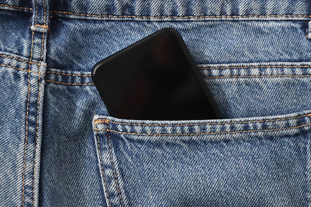 celular en bolsillo.