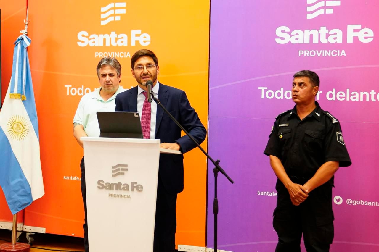 gobernador, Maximiliano Pullaro, santa fe, conferencia de prensa, protesta policial, anuncio medidas salariales,