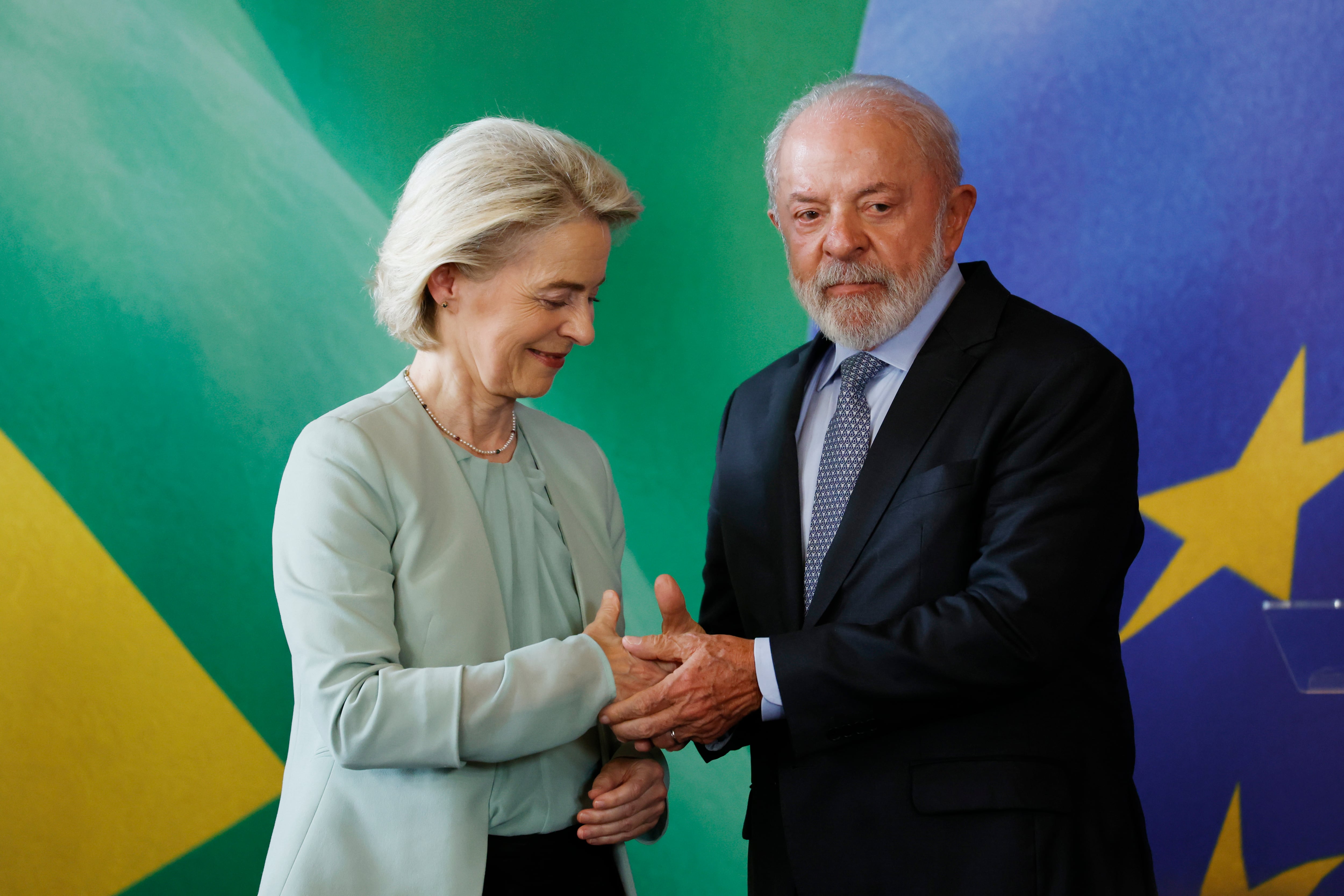 AME5871. RÍO DE JANEIRO (BRASIL), 16/01/2026.- El presidente de Brasil, Luiz Inácio Lula da Silva (d), saludo a la presidenta de la Comisión Europea, Ursula Von der Leyen, durante una rueda de prensa este viernes, en el Palacio de Itamaraty, en Río de Janeiro (Brasil). Lula recibió un día antes de la firma del acuerdo comercial a Von der Leyen, donde discutieron temas de la agenda internacional. EFE/ Antonio Lacerda