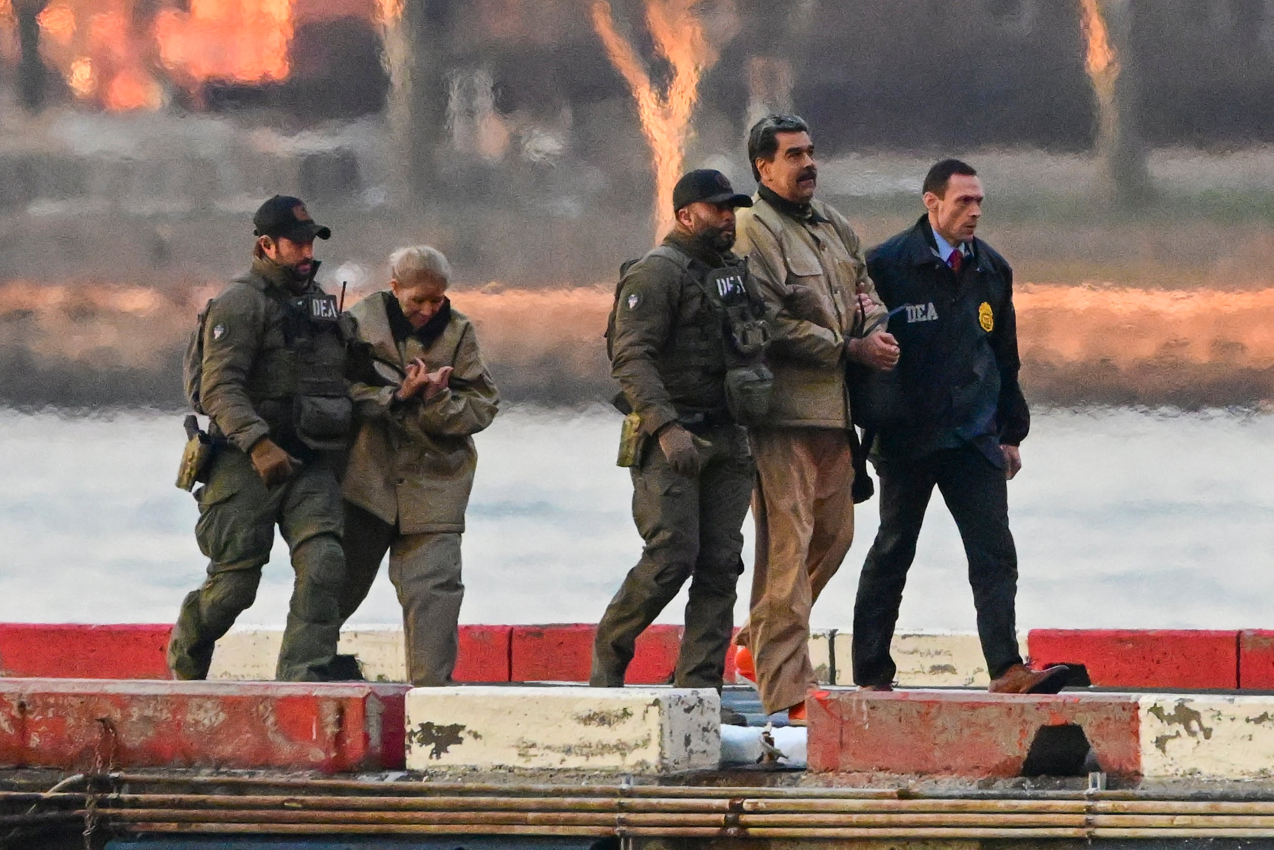 NEW YORK (United States), 05/01/2026.- Captured Venezuelan President Nicolas Maduro and his wife, Cilia Flores, arrive at the Wall Street Heliport during their transport to the federal courthouse for their arraignment in New York, New York, USA, 05 January 2026. (Nueva York) EFE/EPA/Stringer