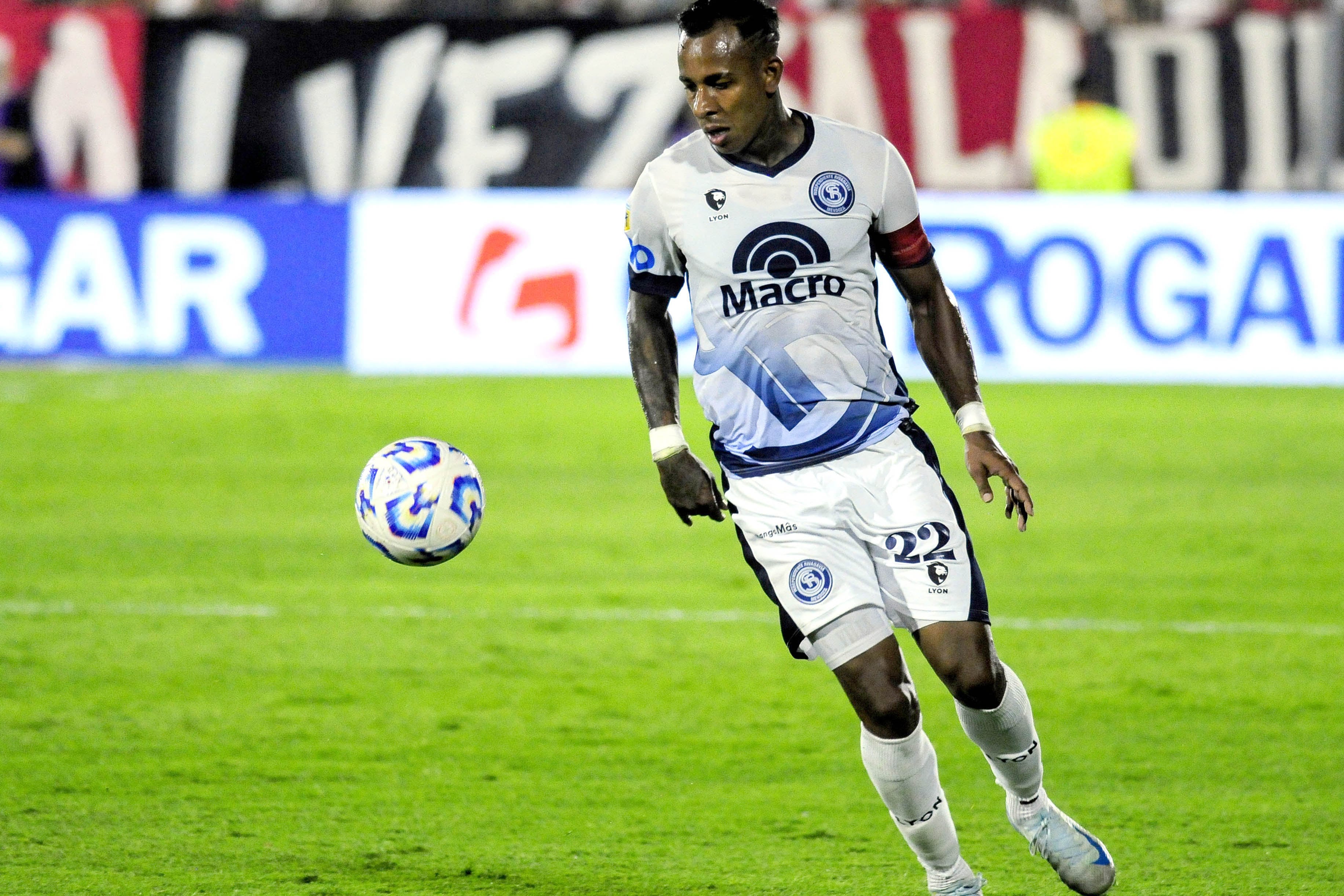 FOTOBAIRES 
    independiente rivadavia   sebastian villa