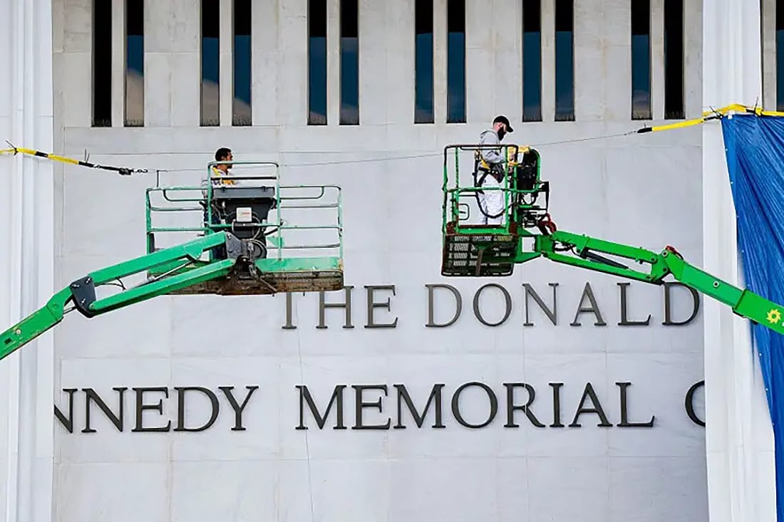 Agregan el nombre de Trump a la fachada del histórico Kennedy Center de Washington D.C