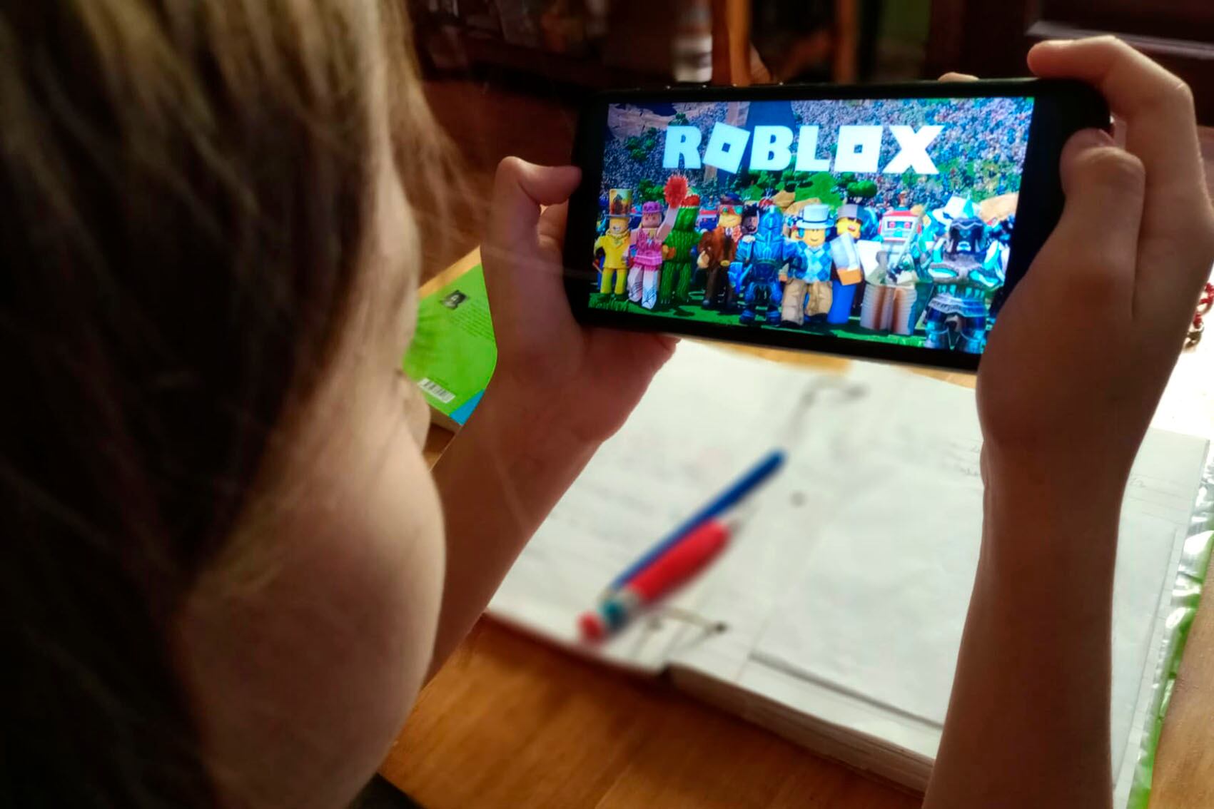 FOTO ALEJANDRO LEIVA 
  celular  juego  roblox