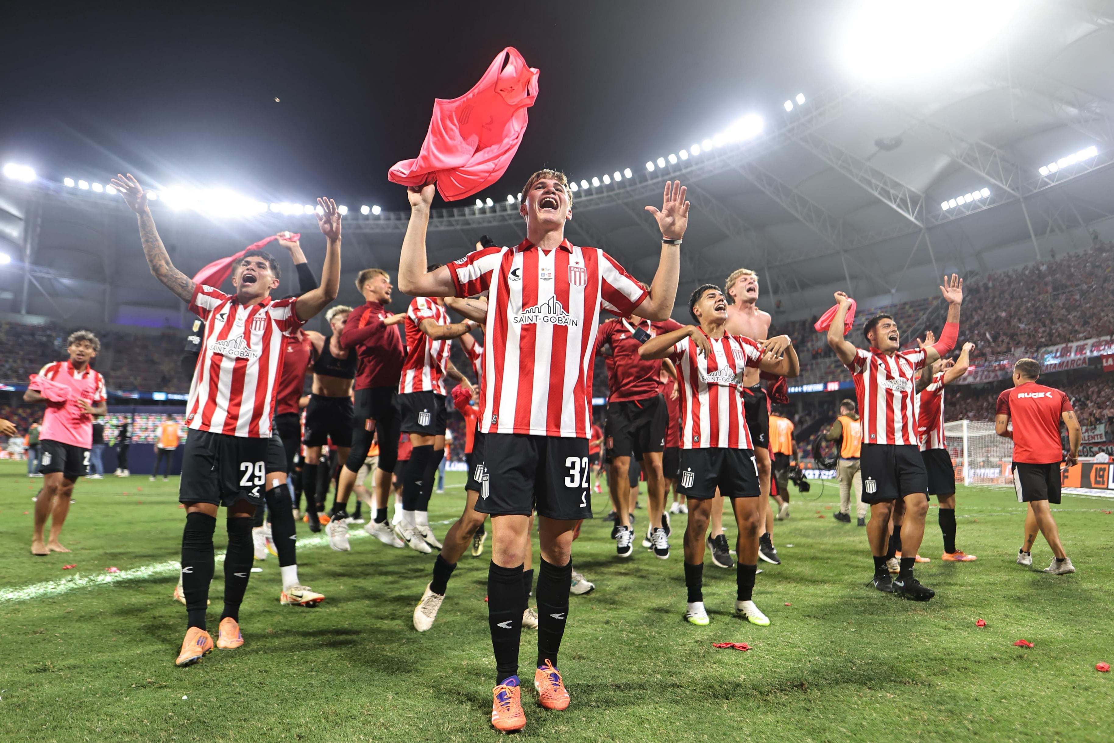 AME7900. SANTIAGO DEL ESTERO (ARGENTINA), 13/12/2025.- Jugadores de Estudiantes celebran este sábado, al ganar la final de la Primera División de Argentina contra Racing, en el estadio Único Madre de Ciudades, en Santiago del Estero (Argentina). EFE/ Juan Ignacio Roncoroni