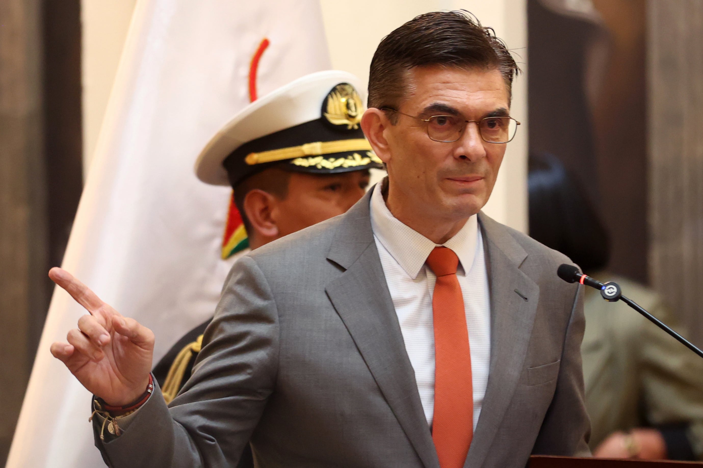 AME8788. BOGOTÁ (COLOMBIA), 17/12/2025.- Fotografía de archivo del 13 de noviembre de 2025 del presidente de Bolivia, Rodrigo Paz, durante la posesión del alto mando militar de Bolivia en el Palacio de Gobierno en La Paz (Bolivia). Paz anunció este miércoles un incremento del 20 % del salario mínimo nacional, de 2.750 a 3.300 bolivianos (395 a 474 dólares) y declaró la "emergencia económica, financiera, energética y social porque, dijo, el país no puede seguir "funcionando con normas de los últimos 20 años". EFE/ Luis Gandarillas ARCHIVO