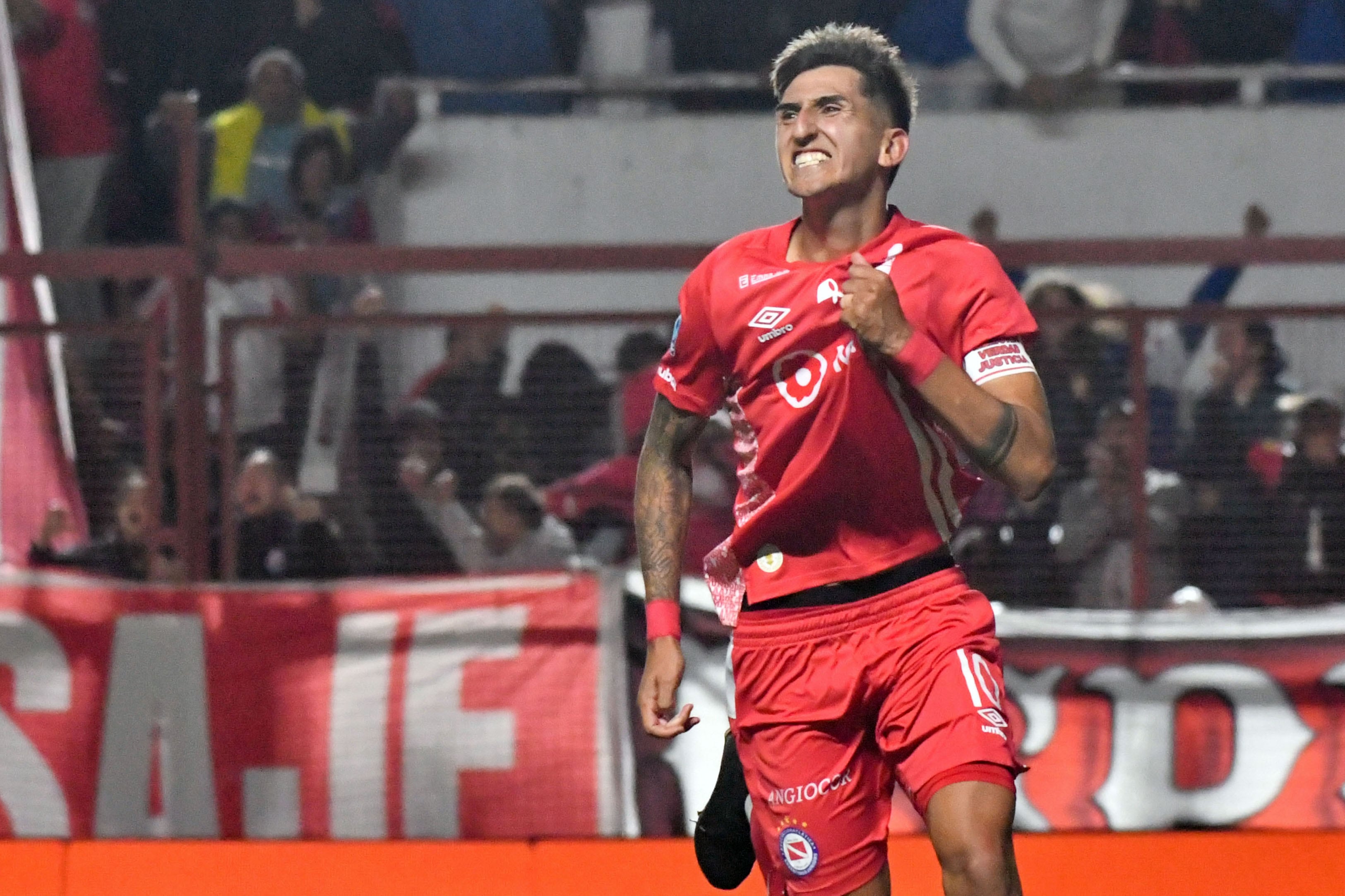 FOTOBAIRES 
     torneo   apertura 2026   argentinos    platense     alan lescano