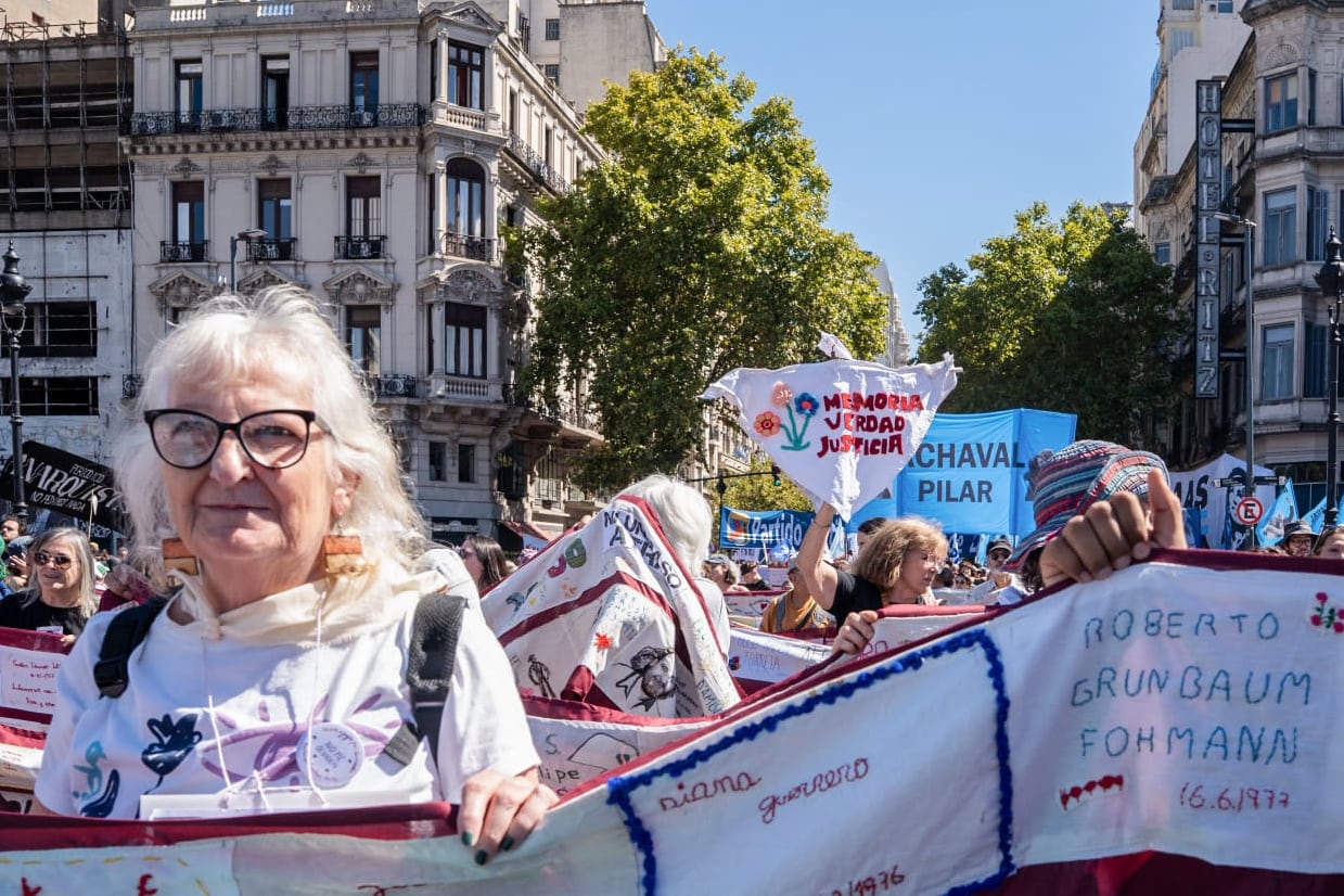 Marcha 24 marzo 2026, bandera bordada con nombres de desaparecidos y desaparecidas