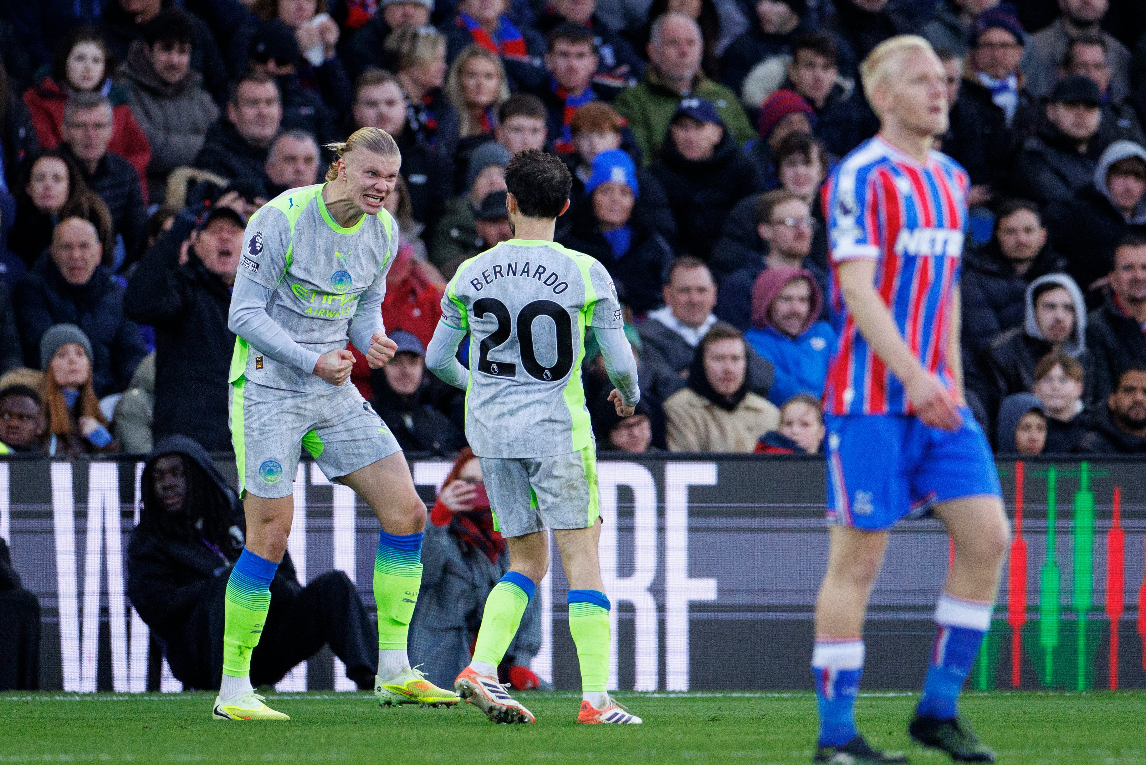 LONDON (United Kingdom), 14/12/2025.- Erling Haaland of Manchester City (L) and Bernardo Silva of Manchester City (C) celebrate the 0-2 goal during the English Premier League match between Crystal Palace FC and Manchester City, in London, Britain, 14 December 2025. (Reino Unido, Londres) EFE/EPA/TOLGA AKMEN EDITORIAL USE ONLY. No use with unauthorized audio, video, data, fixture lists, club/league logos, 'live' services or NFTs. Online in-match use limited to 120 images, no video emulation. No use in betting, games or single club/league/player publications.
