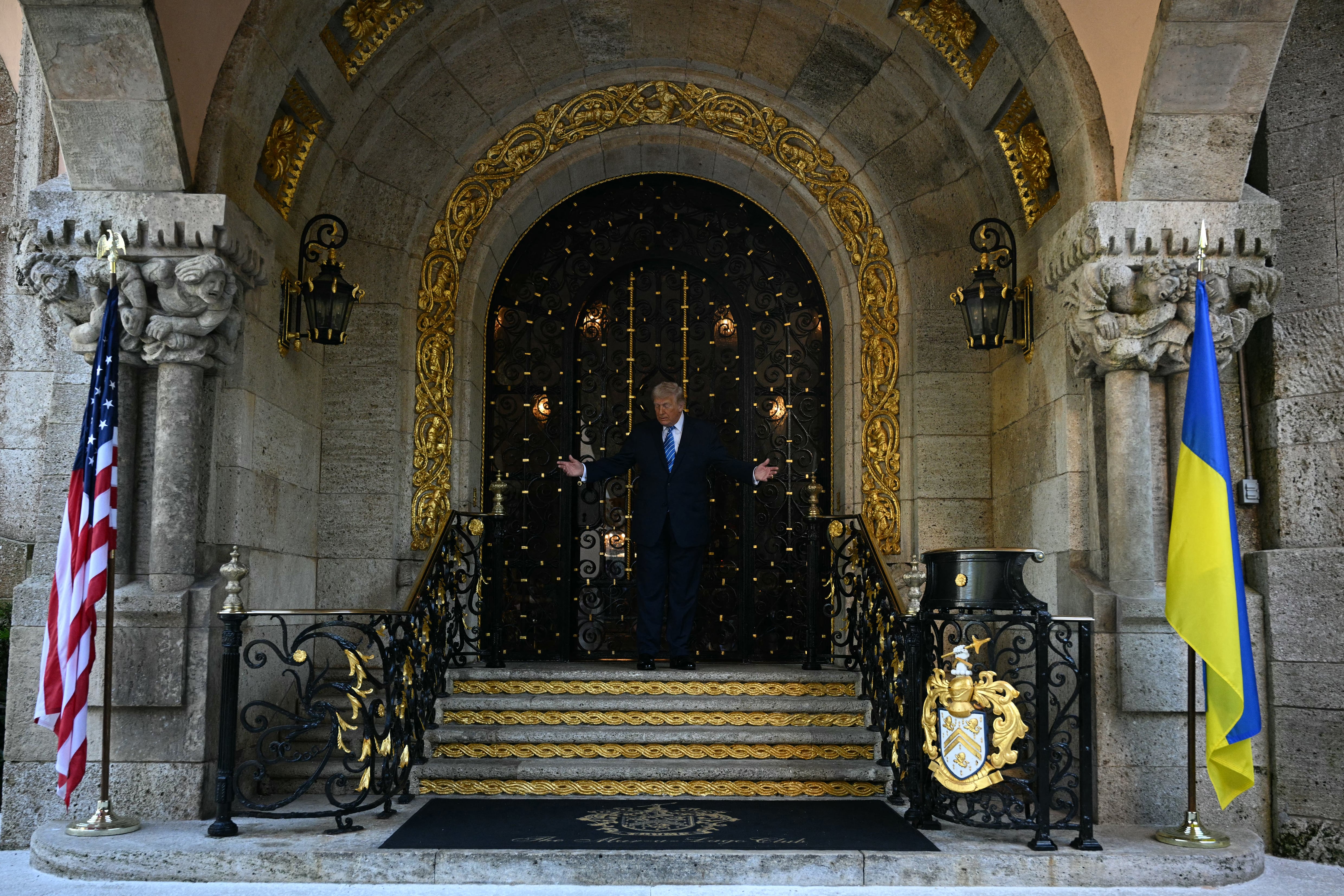 US President Donald Trump welcomes Ukranian President Volodymyr Zelensky at his Mar-a-Lago residence in Palm Beach, Florida, on December 28, 2025. (Photo by Jim WATSON / AFP)