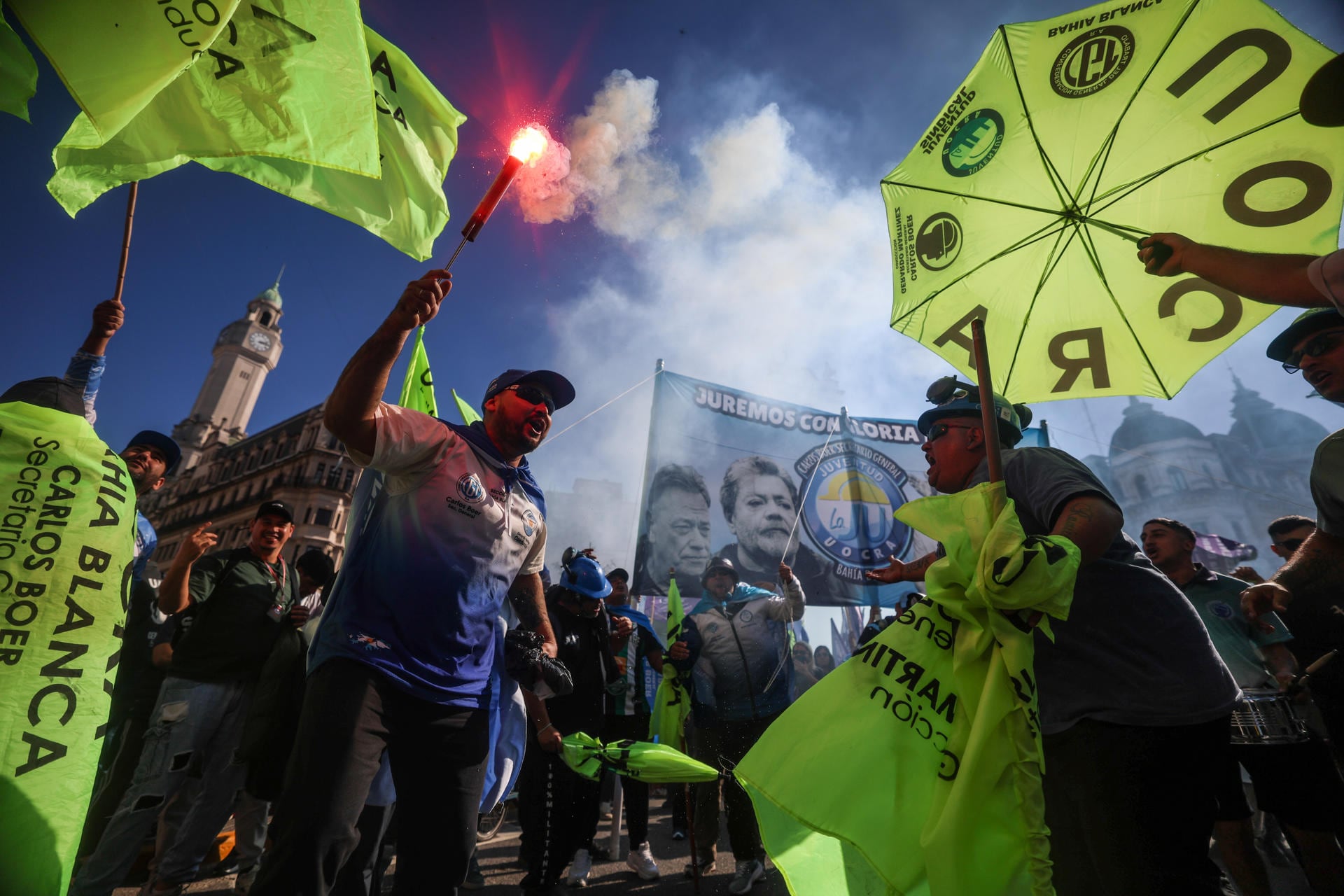 30/04/2026.- Personas participan en una protesta convocada por la Confederación General del Trabajo (CGT) contra el Gobierno de Javier Milei y los efectos de su política económica, previo al Día del Trabajador, este jueves en Buenos Aires (Argentina). EFE/ Juan Igancio Roncoroni