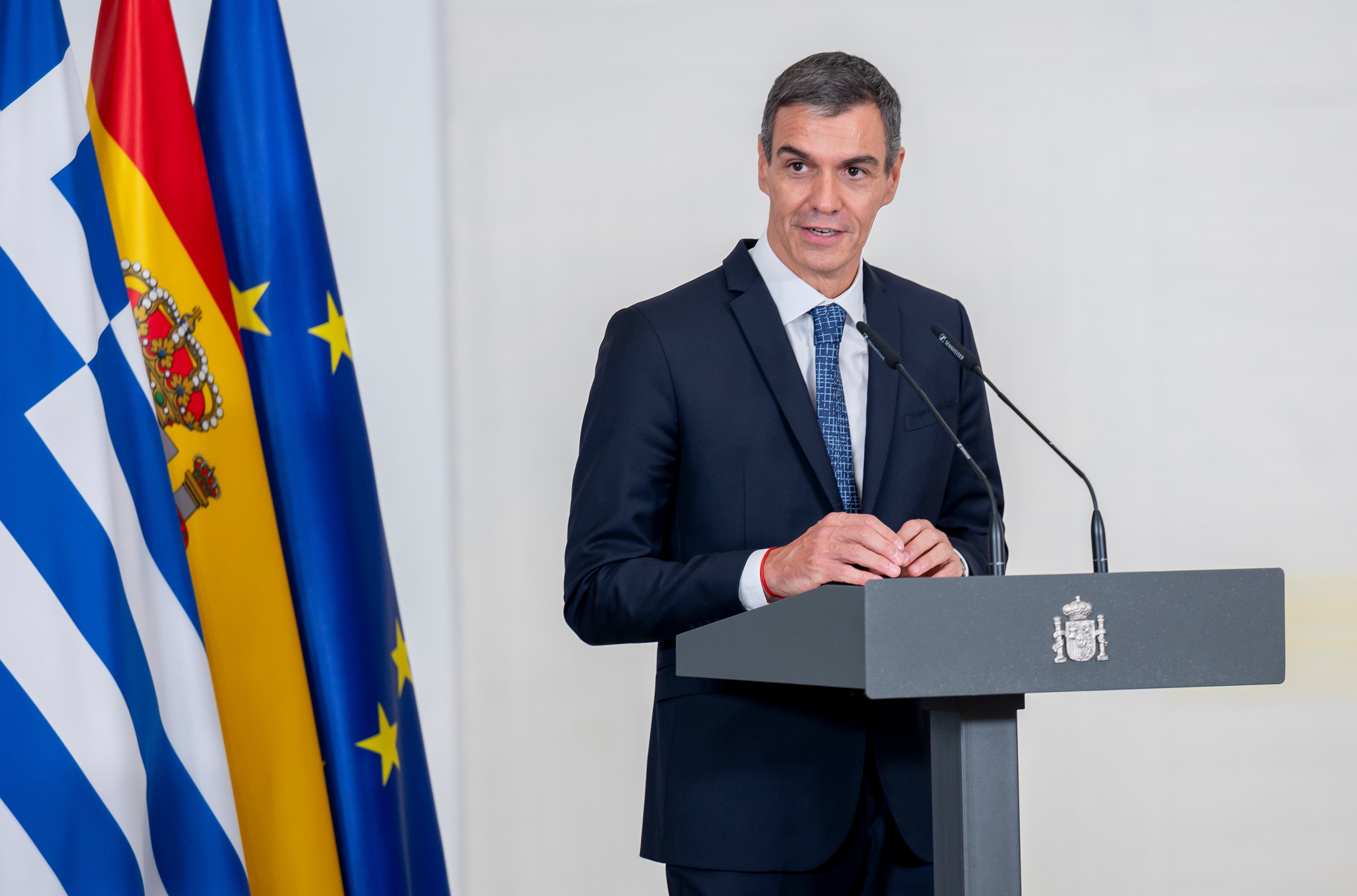 El presidente del Gobierno, Pedro Sánchez, ofrece una rueda de prensa junto al alcalde de la ciudad de Atenas, Haris Doukas, en el Palacio de la Moncloa, a 29 de septiembre de 2026, en Madrid (España). Doukas ha entregado a Sánchez el ‘Premio de la Democracia de la Ciudad de Atenas’, galardón concedido anualmente por el Ayuntamiento de Atenas desde 2016, que reconoce a personas y entidades comprometidas con la democracia, los derechos humanos y el Estado de derecho.

Alberto Ortega / Europa Press
29/9/2026