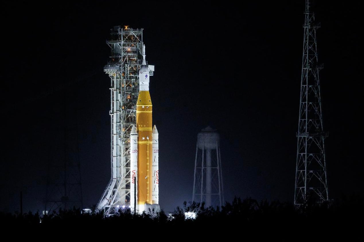 Titusville (United States), 13/02/2026.- The Space Launch System (SLS) rocket with an Orion capsule, part of the Artemis II mission, stands at Launch Complex 39B at the Kennedy Space Center in Titusville, Florida, USA, 12 February 2026