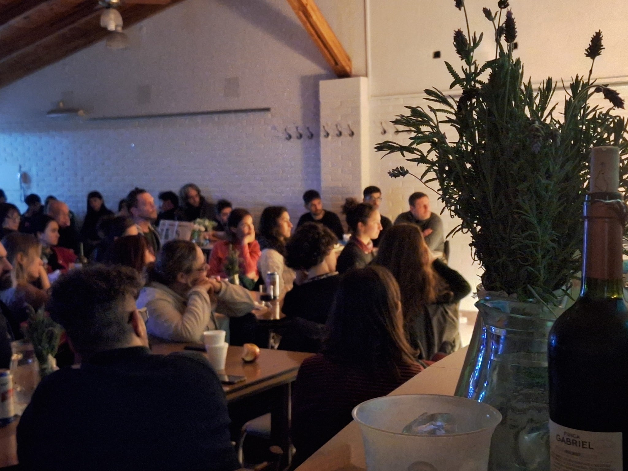 Un lugar limpio y bien iluminado ciclo de poesía