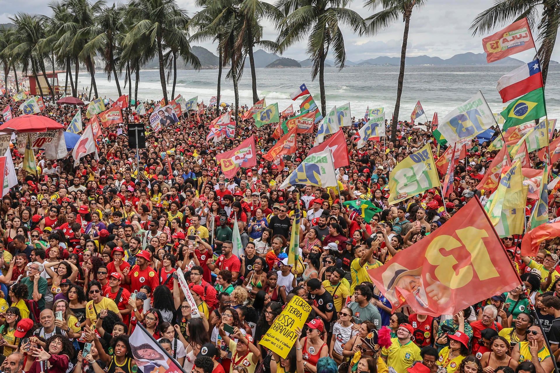 AME7351. RÍO DE JANEIRO (BRASIL), 18/10/2026.- Simpatizantes del presidente brasileño y candidato a la reelección, Luiz Inácio Lula da Silva, participan en el 'Acto Musical por la Democracia' este domingo, en la playa de Copacabana, en Río de Janeiro (Brasil). El concierto reunió durante más de tres horas a artistas brasileños de distintas generaciones y géneros musicales, en una convocatoria que, sin presentarse como un acto de campaña, dejó entrever un claro respaldo a Lula y el rechazo a un eventual regreso de la ultraderecha al poder