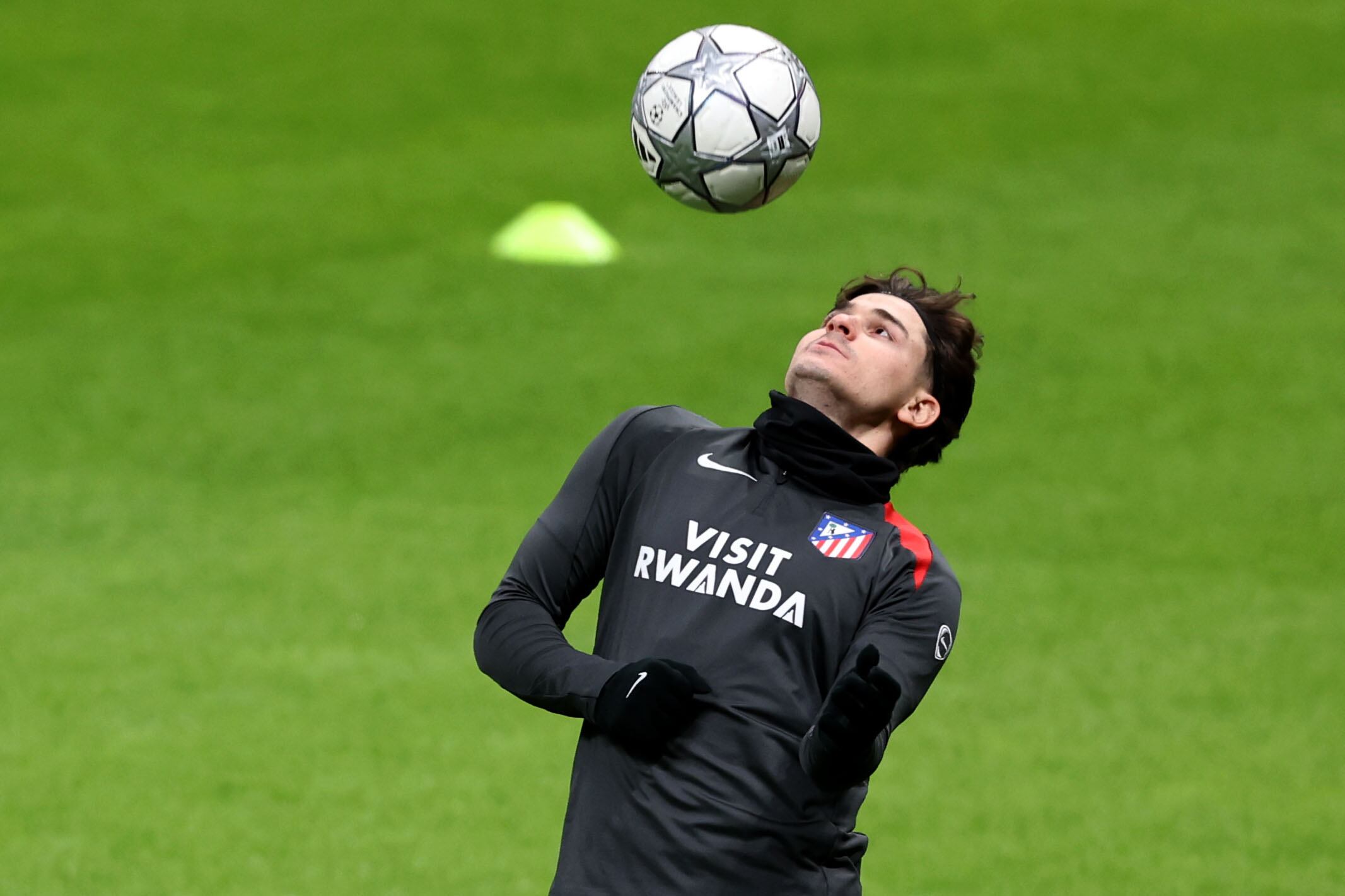 ISTANBUL (Turkey), 20/01/2026.- Atletico Madrid's Julian Alvarez in action during a training session in Istanbul, Turkey, 20 January 2026. Atletico Madrid will face Galatasaray in a UEFA Champions League match on 21 January 2026. (Liga de Campeones, Turquía, Estanbul) EFE/EPA/TOLGA BOZOGLU