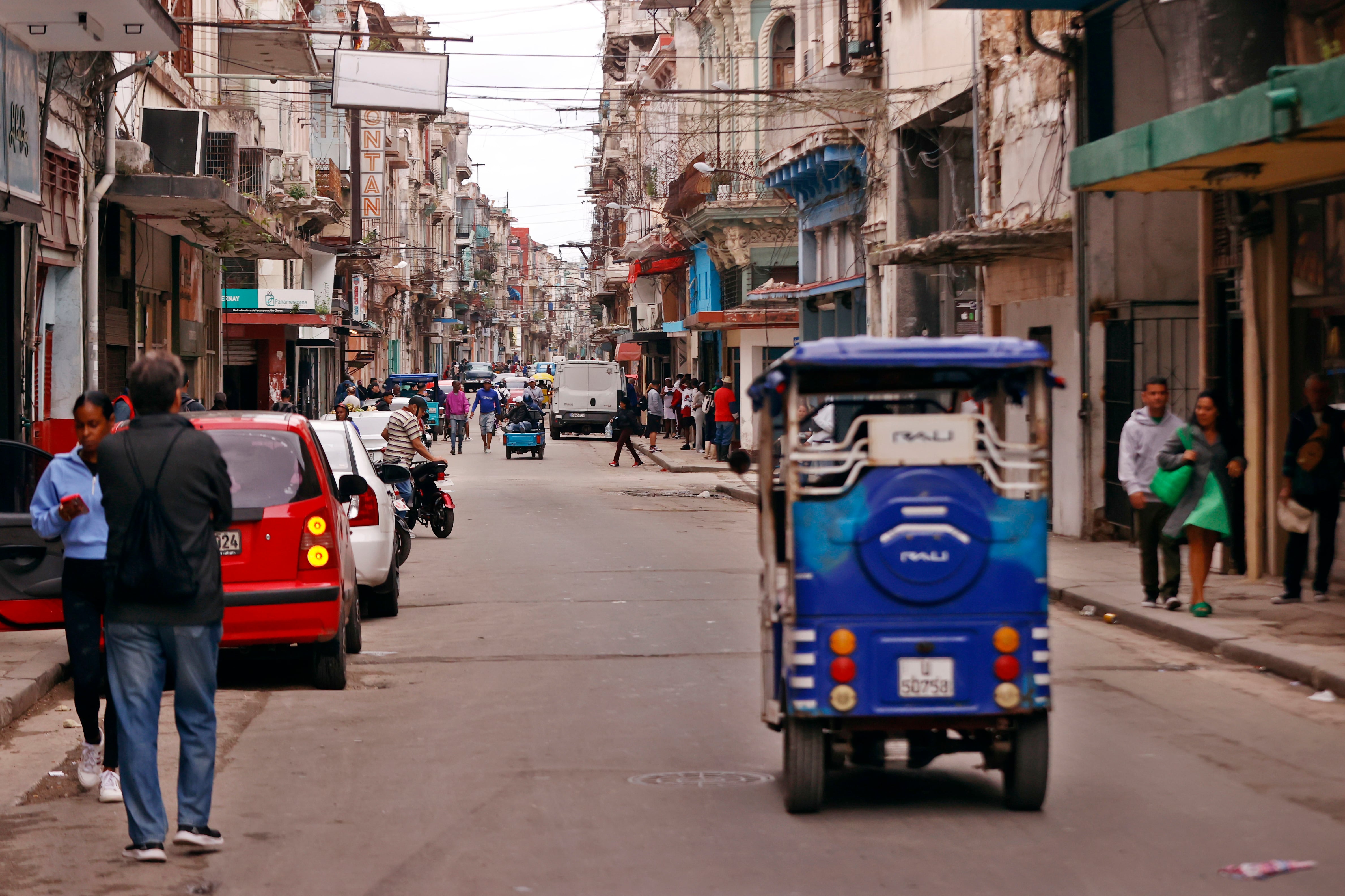 AME9851. LA HABANA (CUBA), 30/01/2026.- Fotografía de una calle este viernes, en la Habana (Cuba). La empresa estatal Unión Eléctrica (UNE) prevé apagones durante toda la jornada, los cuales alcanzarán hasta el 58 % de Cuba durante el horario de la tarde-noche cuando aumenta la demanda de energía. EFE/ Ernesto Mastrascusa
