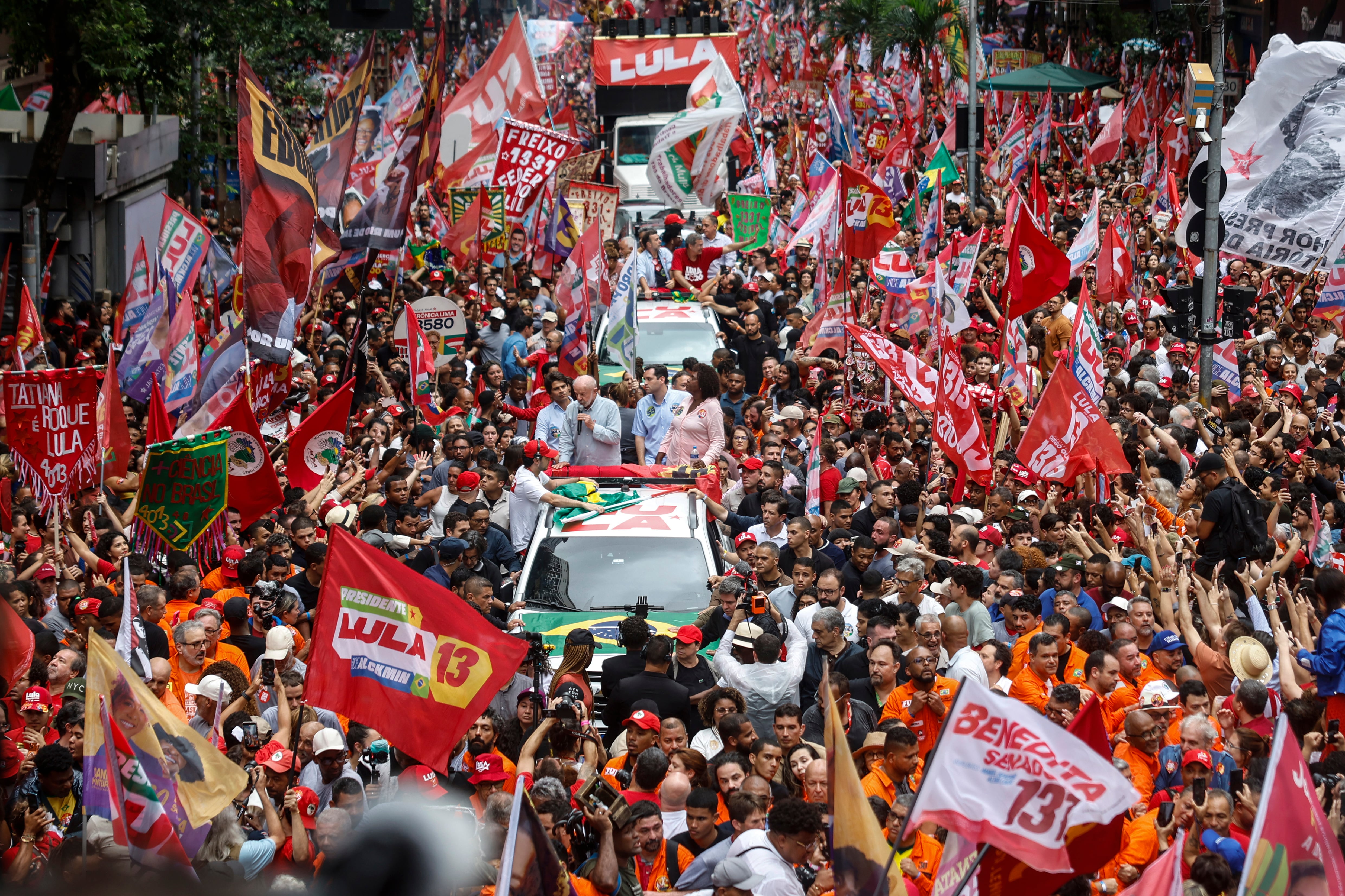 AME2146. RÍO DE JANEIRO (BRASIL), 02/10/2026.- El presidente de Brasil y candidato a la reelección, Luiz Inácio Lula da Silva (c-i), saluda a sus seguidores en un acto de campaña este viernes en Río de Janeiro (Brasil). EFE/ Antonio Lacerda