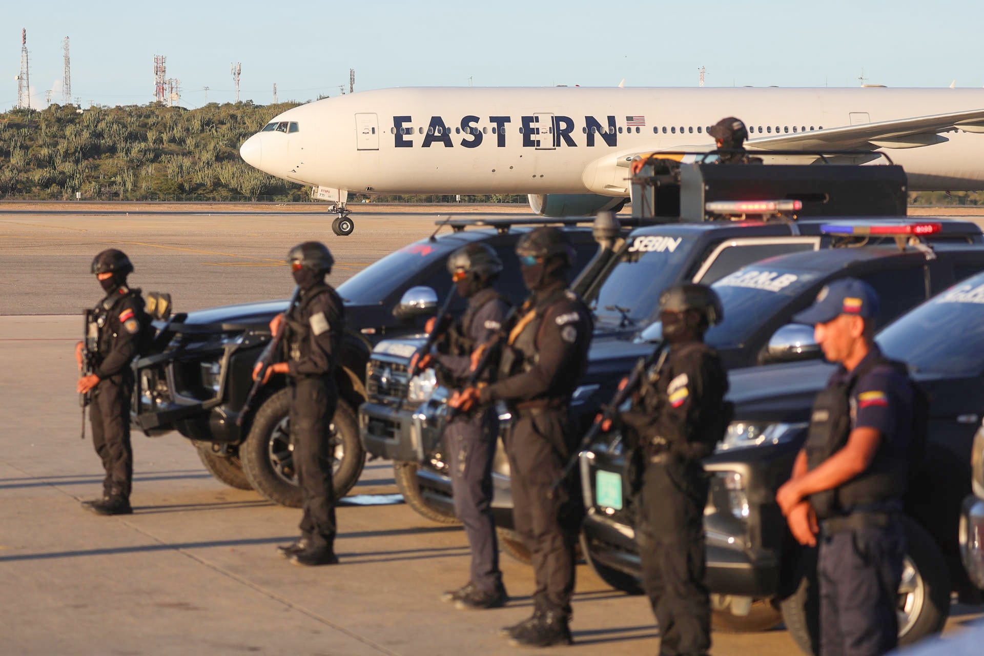 AME5394. LA GUAIRA (VENEZUELA), 03/12/2025.- Fotografía que muestra el avión de la aerolínea Eastern que transporta a los migrantes venezolanos provenientes de Phoenix, Arizona, aterrizando en el aeropuerto internacional, Simón Bolívar este miércoles, en Maiquetia (Venezuela). Un vuelo desde Estados Unidos aterrizó en el aeropuerto internacional de Maiquetía, que sirve a Caracas, con migrantes venezolanos provenientes de Phoenix, Arizona, el primero desde que el Gobierno de Nicolás Maduro informara de la reanudación de los vuelos de repatriación desde ese país, en medio de las tensiones por el despliegue militar ordenado por Washington en el Caribe. EFE/ Miguel Gutiérrez