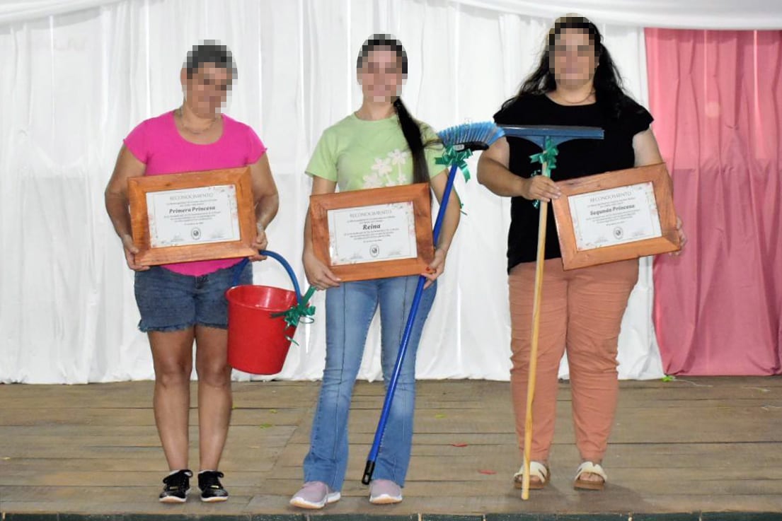 Baldes y escobas Dia de la Mujer