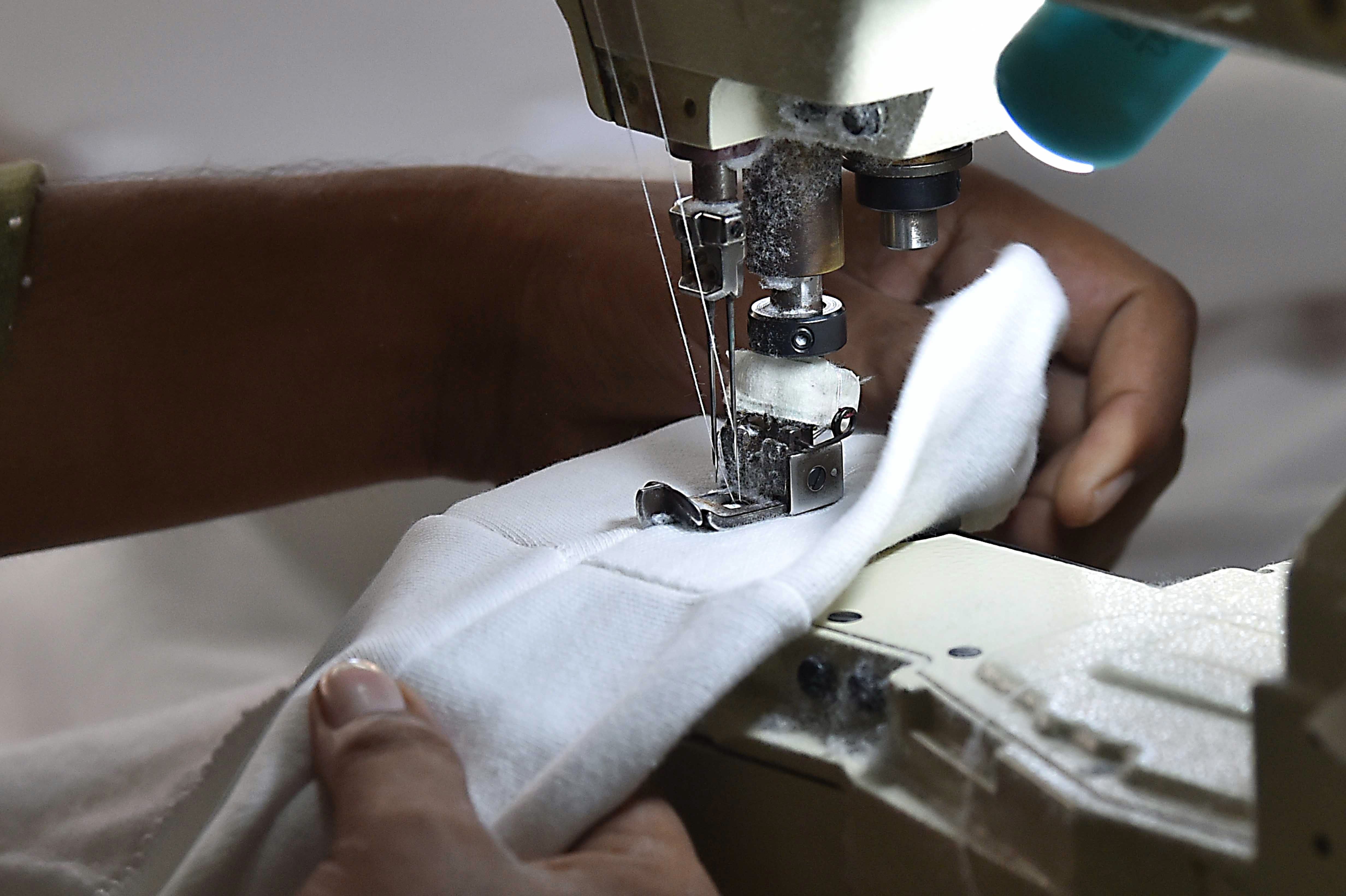 KARACHI (Pakistán), 09/07/2025.- Un trabajador trabaja en una fábrica de prendas de vestir que exporta prendas a los Estados Unidos y Europa, en Karachi, Pakistán, 098 de julio de 2025 (expedida el 09 de julio de 2025). Pakistán y Estados Unidos han llegado a un acuerdo arancelario recíproco a largo plazo después de cuatro días de negociaciones en Washington, con el objetivo de evitar la reimposición de un arancel del 29 por ciento a las exportaciones paquistaníes, que afecta particularmente al sector textil, que es crucial para la economía de Pakistán. Se espera que el acuerdo mejore las importaciones paquistaníes de bienes estadounidenses, aumente la inversión estadounidense en sectores clave como la minería y la energía, y mantenga el acceso al mercado estadounidense para Pakistán. EFE/EPA/SHAHZAIB AKBER