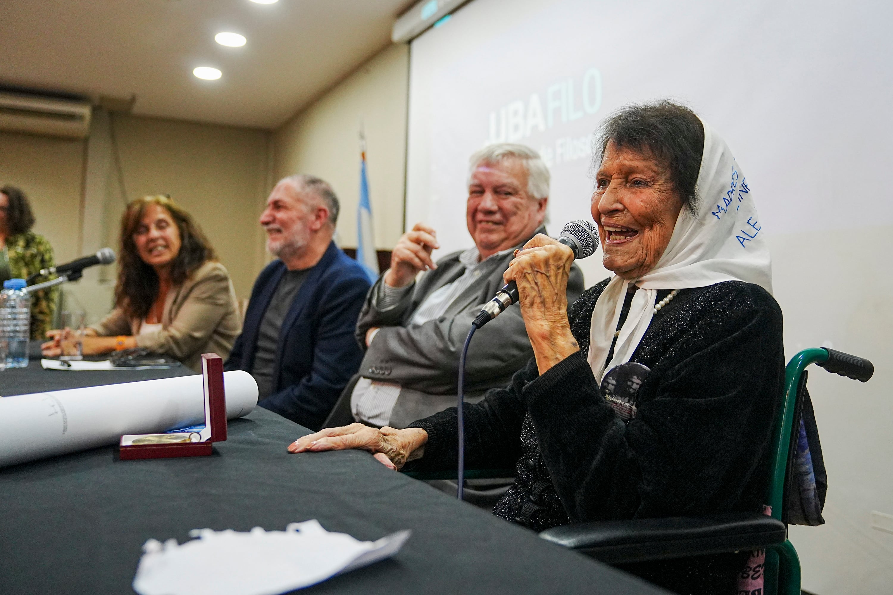 2026-04- 17,  Taty Almeida, presidenta de Madres de Plaza de Mayo Líneas Fundadora recibe el  Diploma Honoris Causa en la Facultad de Filosfía y Letras de la Uba