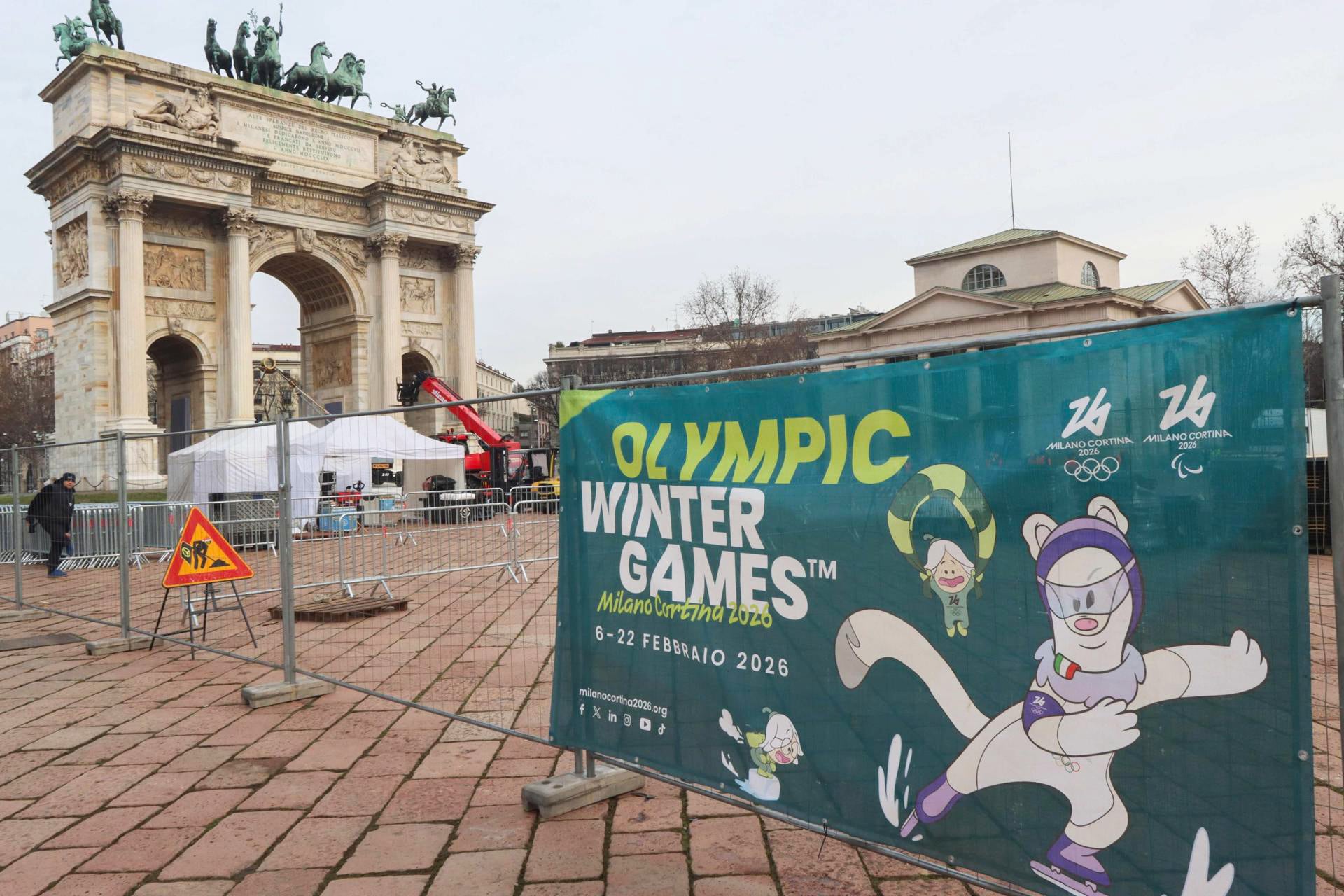Milan (Italy), 27/01/2026.- Workers assemble the Olympic Brazier at the Arco della Pace in Milan in preparation for the opening ceremony of the Olympic Winter Games