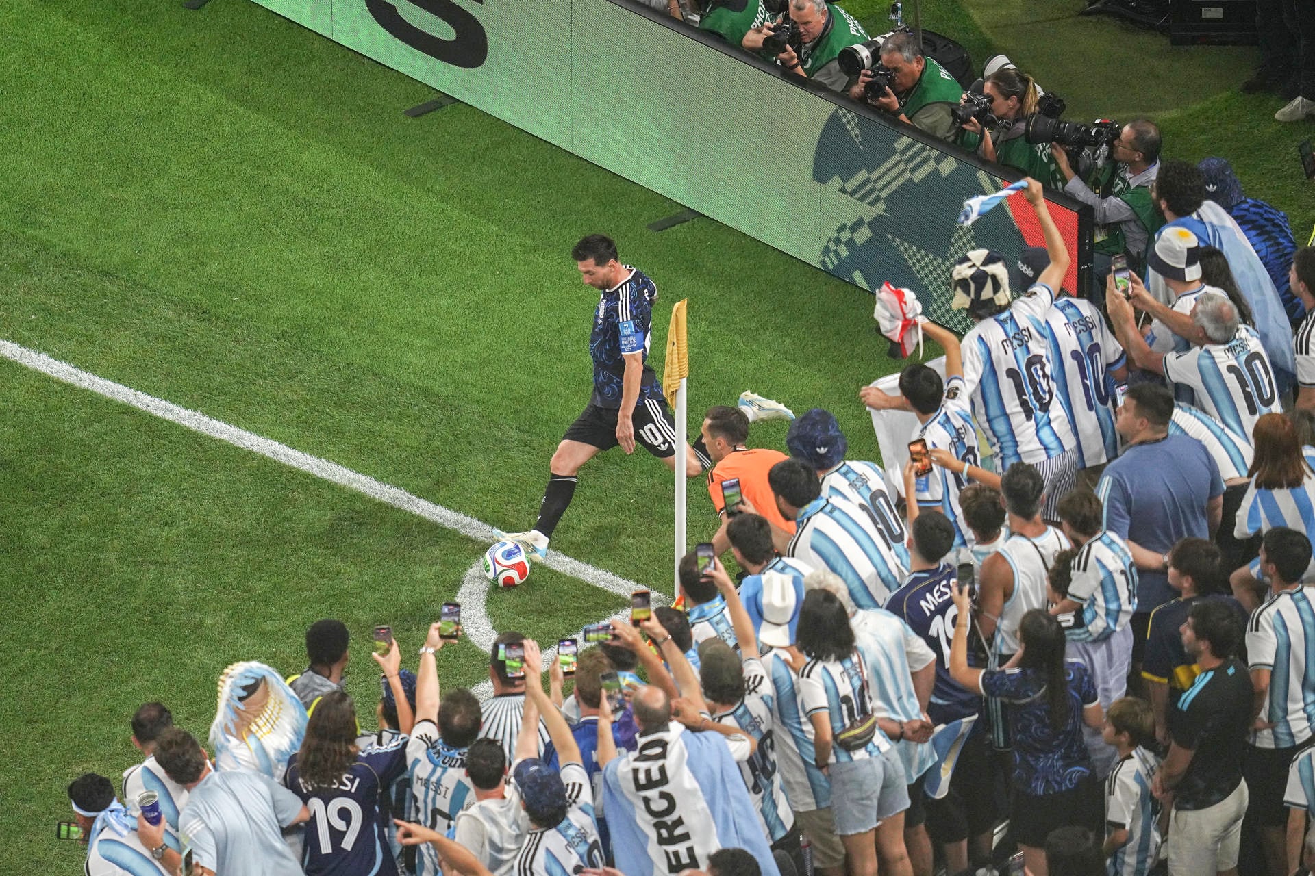 27/06/2026.- Lionel Messi de Argentina patea el balón este sábado, en un partido del grupo J del Mundial