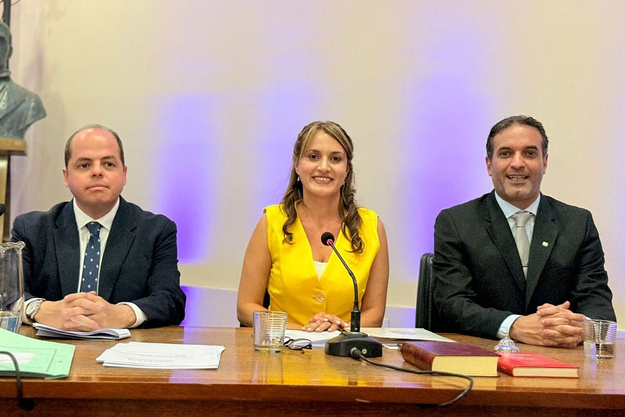 La presidenta del Concejo Deliberante de Bahíia Balnca, Gisela Caputo, en el centro, sobre la izquierda el Secretario Legislativo Gonzalo Vélez , y a la derecha Miguel Lorenzo, Prosecretario Legislativo