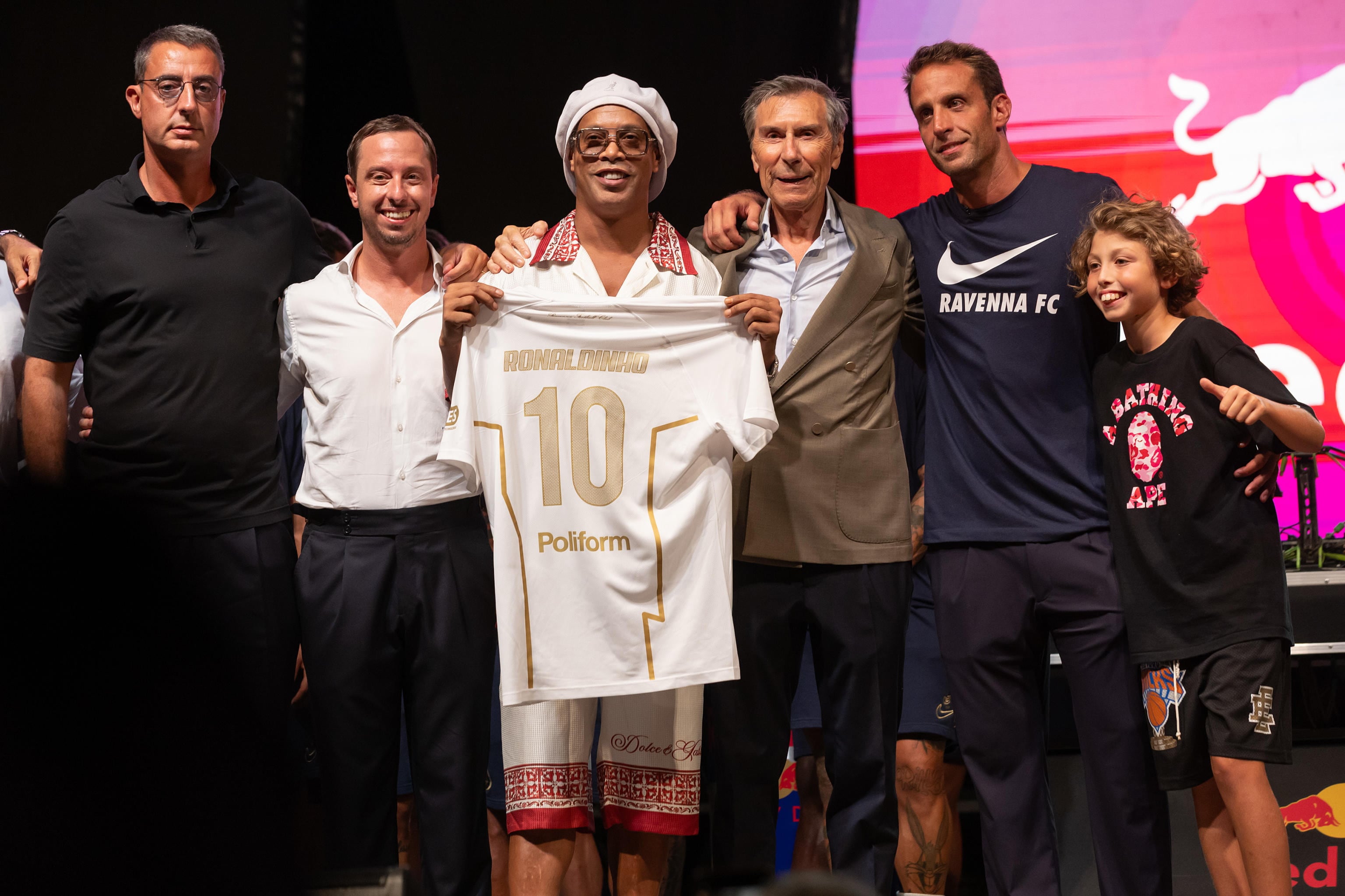 ¡Ronaldinho vuelve al fútbol a los 46 años y se pondrá la 10 del Ravenna!