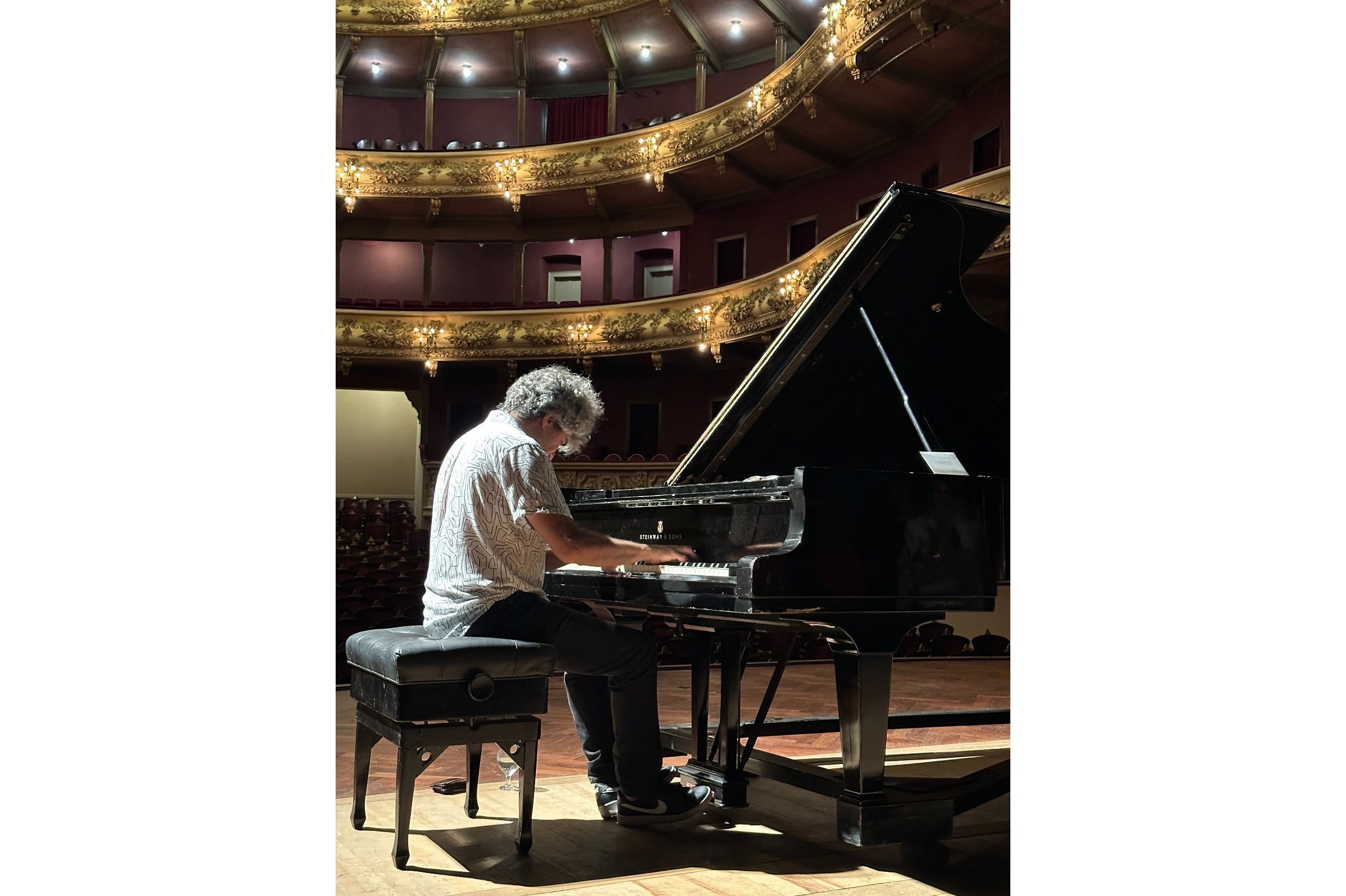 Ernesto Jodos pianista en el teatro el circulo de rosario
