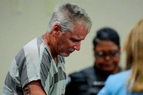 Colin Gray enfrenta varias acusaciones de asesinato después de que su hijo supuestamente matara a tiros a cuatro personas.