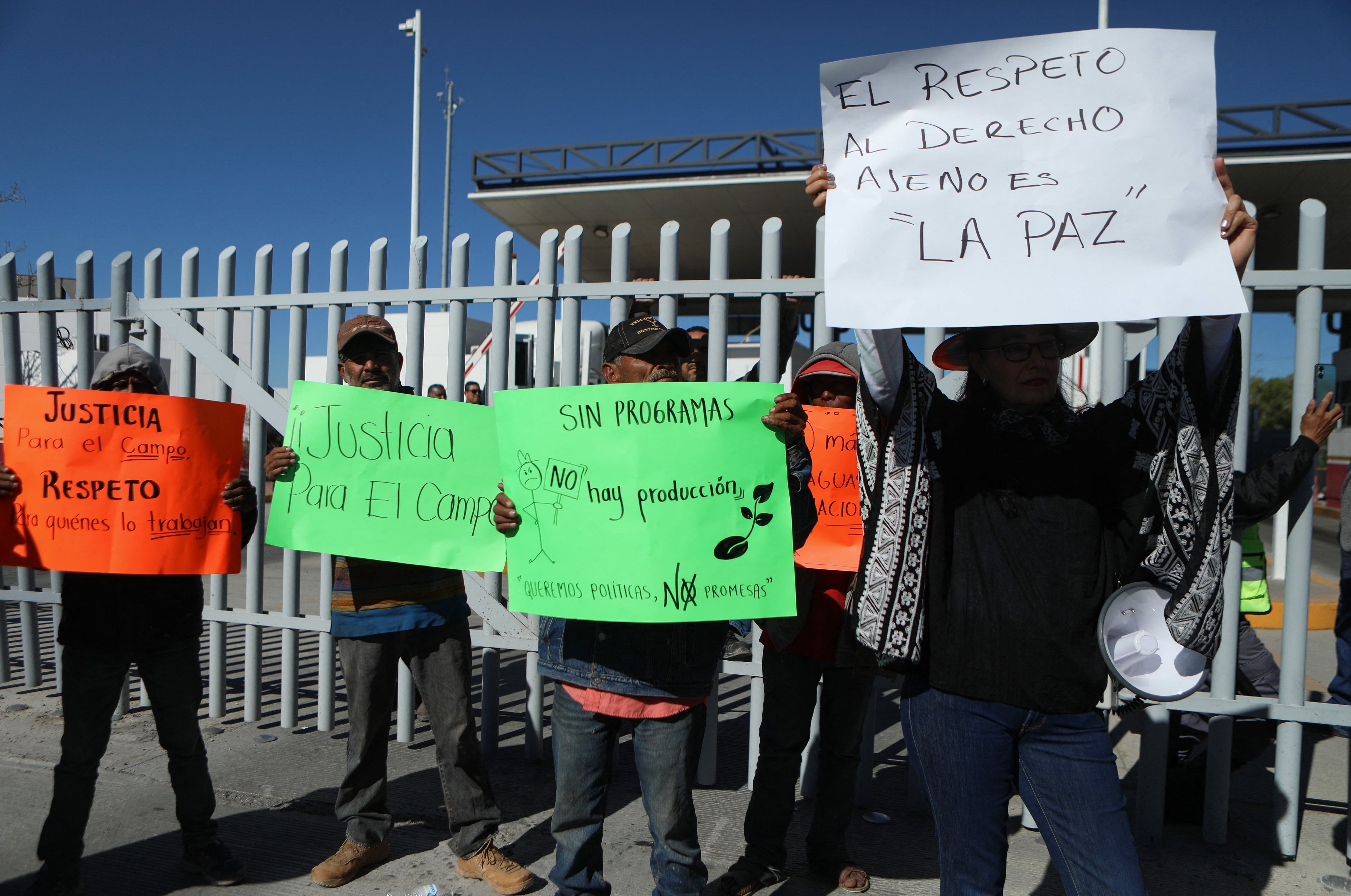 Truckers carrying export goods to the United States hold a banner reading "Justice for the countryside" during a demonstration as part of the national farmers' strike, at the Zaragoza-Ysleta International Bridge in Ciudad Juarez, Chihuahua State, Mexico on November 24, 2025. (Photo by HERIKA MARTINEZ / AFP)