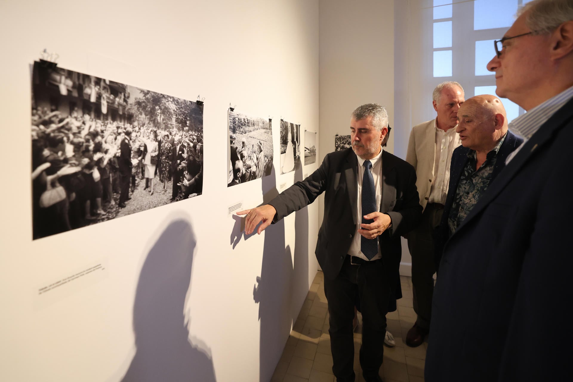 El presidente de la Agencia EFE, Miguel Ángel Oliver (c), recorre la exposición fotográfica ‘Testigos de la historia’