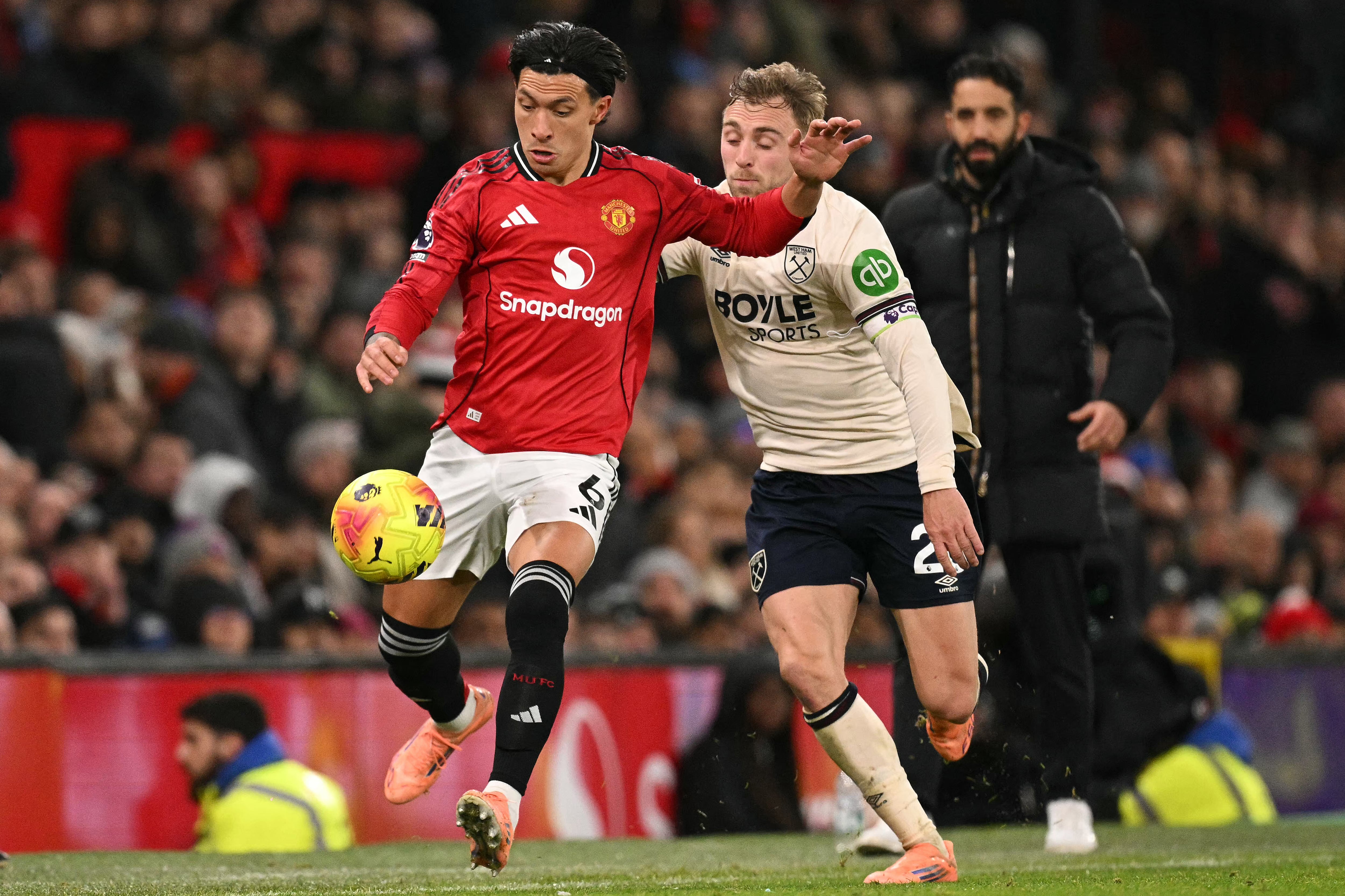 West Ham United's English striker #20 Jarrod Bowen (R) vies with Manchester United's Argentinian defender #06 Lisandro Martinez during the English Premier League football match between Manchester United and West Ham United at Old Trafford in Manchester, north west England, on December 4, 2025. (Photo by Oli SCARFF / AFP) / RESTRICTED TO EDITORIAL USE. NO USE WITH UNAUTHORIZED AUDIO, VIDEO, DATA, FIXTURE LISTS, CLUB/LEAGUE LOGOS OR 'LIVE' SERVICES. ONLINE IN-MATCH USE LIMITED TO 120 IMAGES. AN ADDITIONAL 40 IMAGES MAY BE USED IN EXTRA TIME. NO VIDEO EMULATION. SOCIAL MEDIA IN-MATCH USE LIMITED TO 120 IMAGES. AN ADDITIONAL 40 IMAGES MAY BE USED IN EXTRA TIME. NO USE IN BETTING PUBLICATIONS, GAMES OR SINGLE CLUB/LEAGUE/PLAYER PUBLICATIONS. /