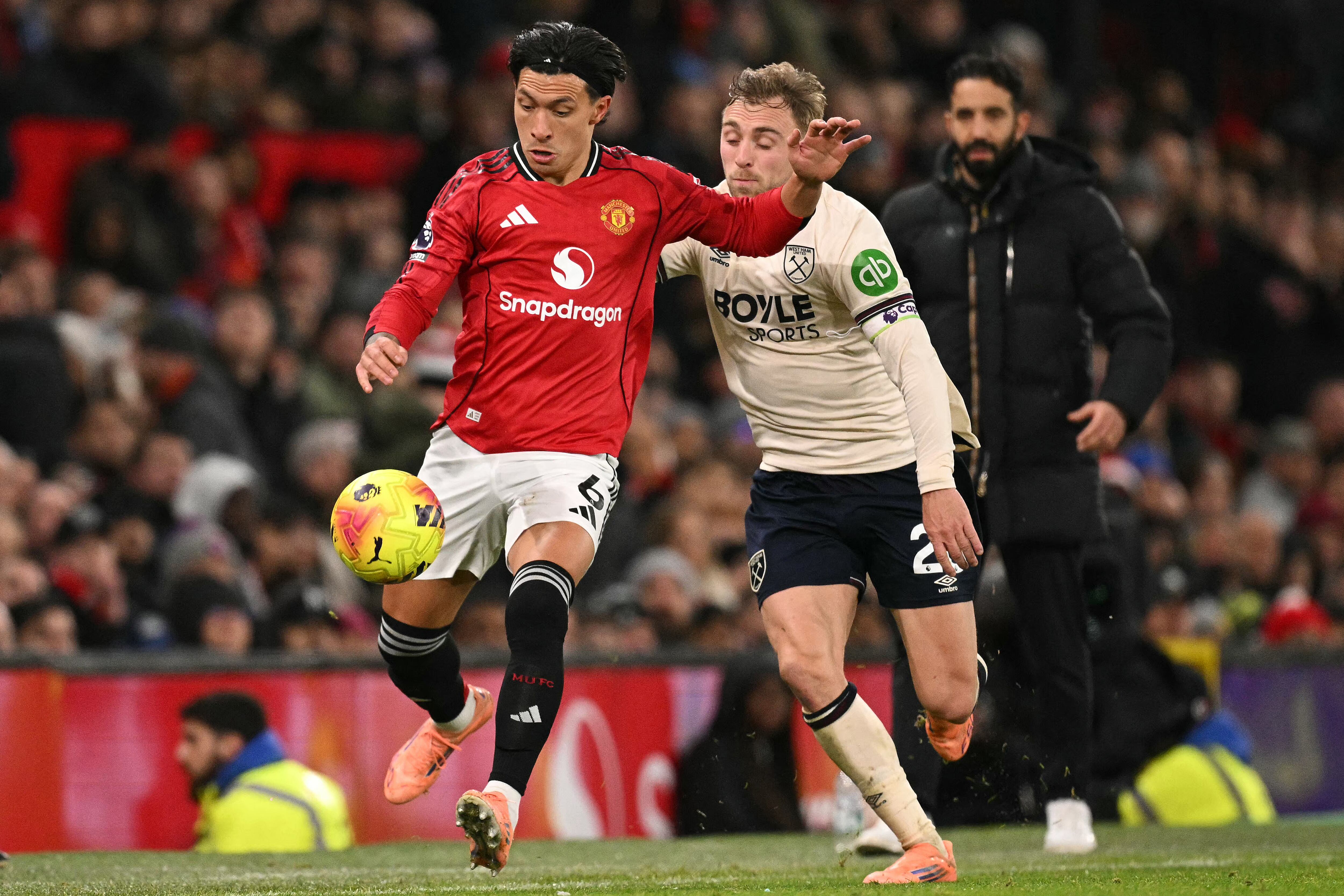 West Ham United's English striker #20 Jarrod Bowen (R) vies with Manchester United's Argentinian defender #06 Lisandro Martinez during the English Premier League football match between Manchester United and West Ham United at Old Trafford in Manchester, north west England, on December 4, 2025. (Photo by Oli SCARFF / AFP) / RESTRICTED TO EDITORIAL USE. NO USE WITH UNAUTHORIZED AUDIO, VIDEO, DATA, FIXTURE LISTS, CLUB/LEAGUE LOGOS OR 'LIVE' SERVICES. ONLINE IN-MATCH USE LIMITED TO 120 IMAGES. AN ADDITIONAL 40 IMAGES MAY BE USED IN EXTRA TIME. NO VIDEO EMULATION. SOCIAL MEDIA IN-MATCH USE LIMITED TO 120 IMAGES. AN ADDITIONAL 40 IMAGES MAY BE USED IN EXTRA TIME. NO USE IN BETTING PUBLICATIONS, GAMES OR SINGLE CLUB/LEAGUE/PLAYER PUBLICATIONS. /