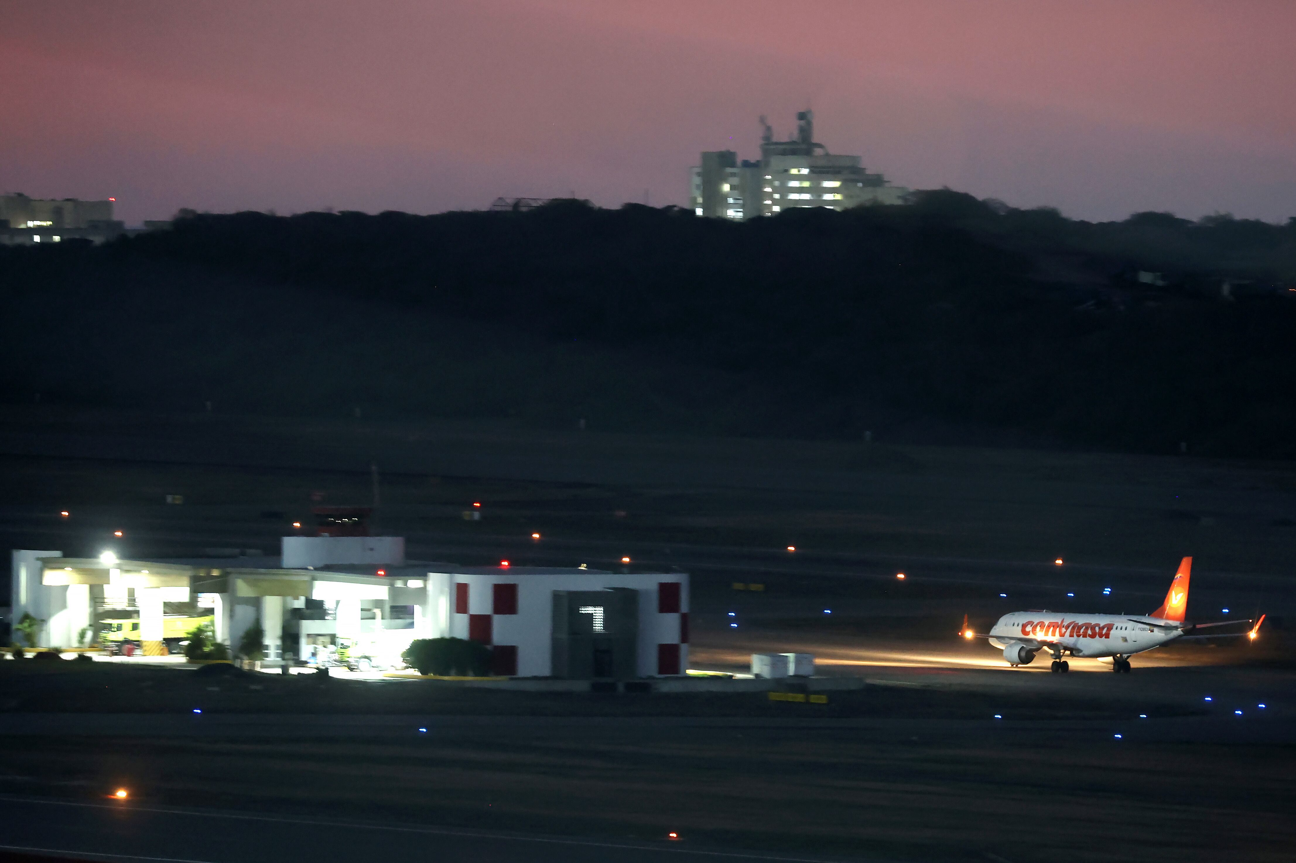 AME1707. MAIQUETÍA (VENEZUELA), 22/11/2025.- Fotografía que muestra un avión en la pista del aeropuerto internacional Simón Bolívar este sábado, en Maiquetía (Venezuela). La aerolínea colombiana Avianca canceló sus vuelos a Venezuela luego de que la Administración Federal de Aviación de Estados Unidos (FAA) emitiera un aviso internacional que instó a "extremar la precaución" al sobrevolar ese país y el sur del mar Caribe. EFE/ Miguel Gutierrez