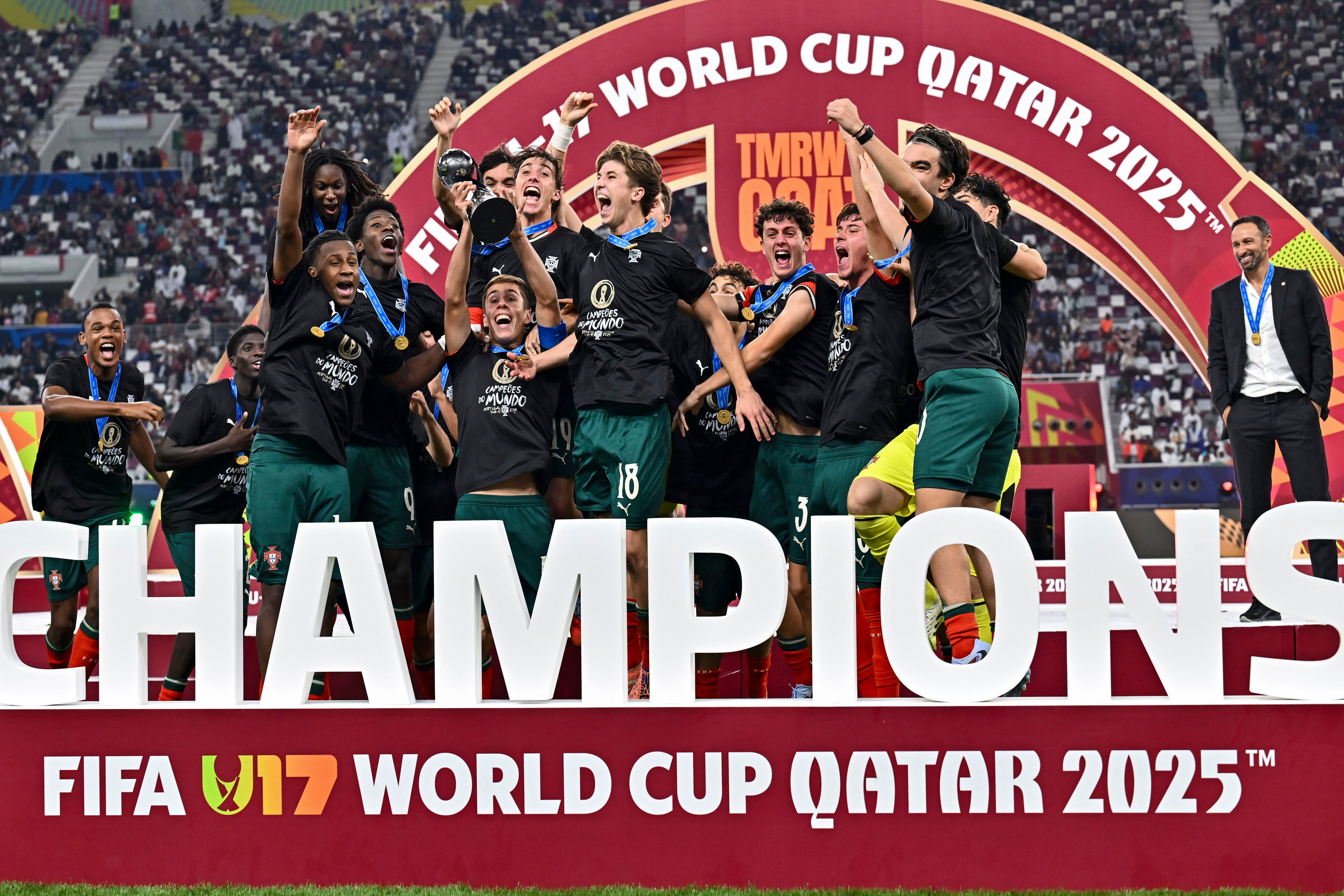 Doha (Qatar), 27/11/2025.- Players of Portugal celebrate with the trophy after the winning the FIFA U-17 World Cup Qatar 2026 final between Portugal and Austria in Doha, Qatar, 27 November 2025. (Mundial de Fútbol, Catar) EFE/EPA/NOUSHAD THEKKAYIL