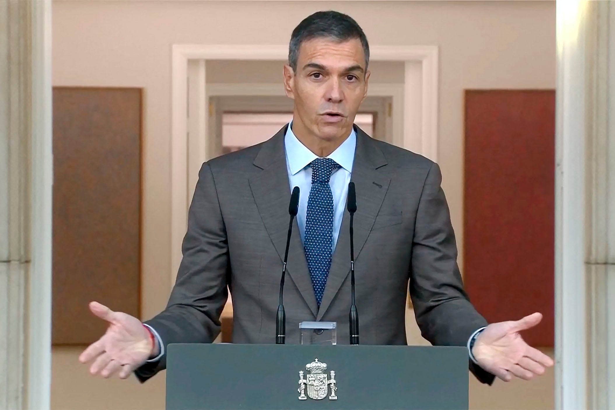 In this video grab from handout footage released by La Moncloa on October 5, 2026 Spanish Prime Minister Pedro Sanchez makes a televised statement to call early elections at La Moncloa Palace in Madrid on October 5, 2026. Spanish Prime Minister Pedro Sanchez today called a snap election for November 29, after parliament rejected housing relief measures proposed by his minority government. (Photo by Handout / LA MONCLOA / AFP) / RESTRICTED TO EDITORIAL USE - MANDATORY CREDIT "AFP PHOTO /  LA MONCLOA " - HANDOUT - NO MARKETING NO ADVERTISING CAMPAIGNS - DISTRIBUTED AS A SERVICE TO CLIENTS