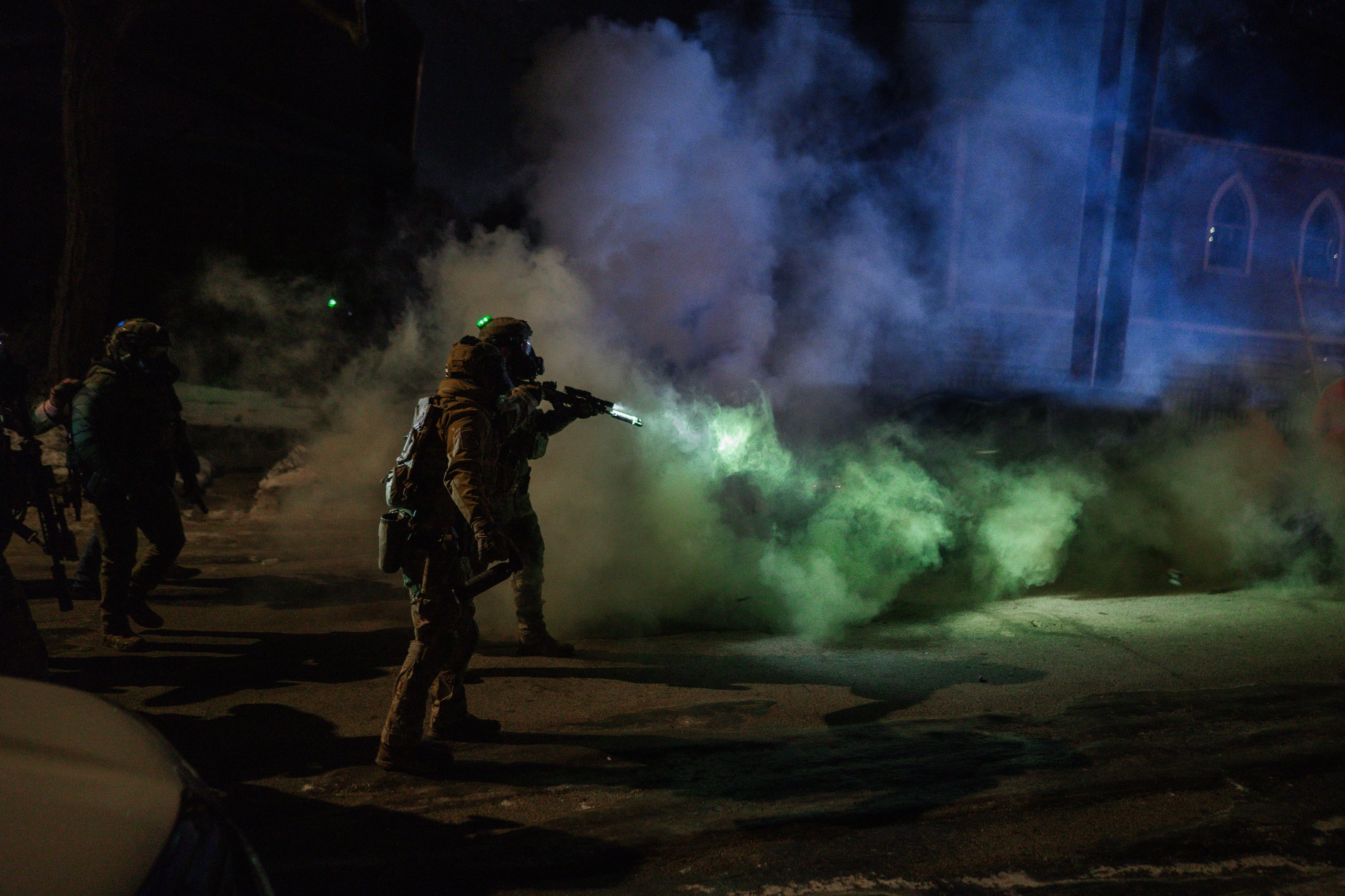 Minneapolis (United States), 15/01/2026.- Federal immigration enforcement officers deploy tear gas in a residential neighborhood as they retreat from a crowd during a protest that followed federal agents shooting two people in Minneapolis, Minnesota, USA, 14 January 2026. As part of a federal immigration crackdown involving over 2,000 agents from Border Patrol, Immigration and Customs Enforcement (ICE), and Homeland Security Investigations (HSI), an ICE officer fatally shot US citizen Renee Nicole Good in her vehicle during an operation in South Minneapolis on 07 January 2026. (Protestas) EFE/EPA/Olga Fedorova