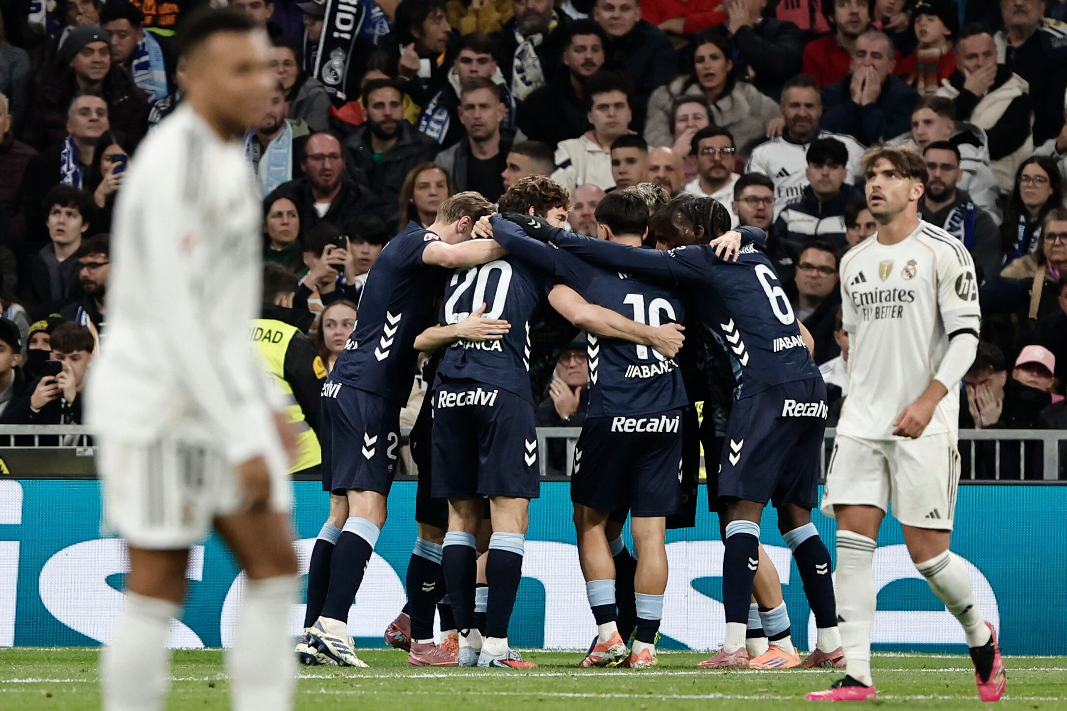 MADRID, 07/12/2025.- Los juagdores del Celta de Vigo celebran su gol contra el Real Madrid, durante el partido de LaLiga de fútbol que Real Madrid y Celta de Vigo disputan este domingo en el estadio Santiago Bernabéu. EFE/Sergio Pérez