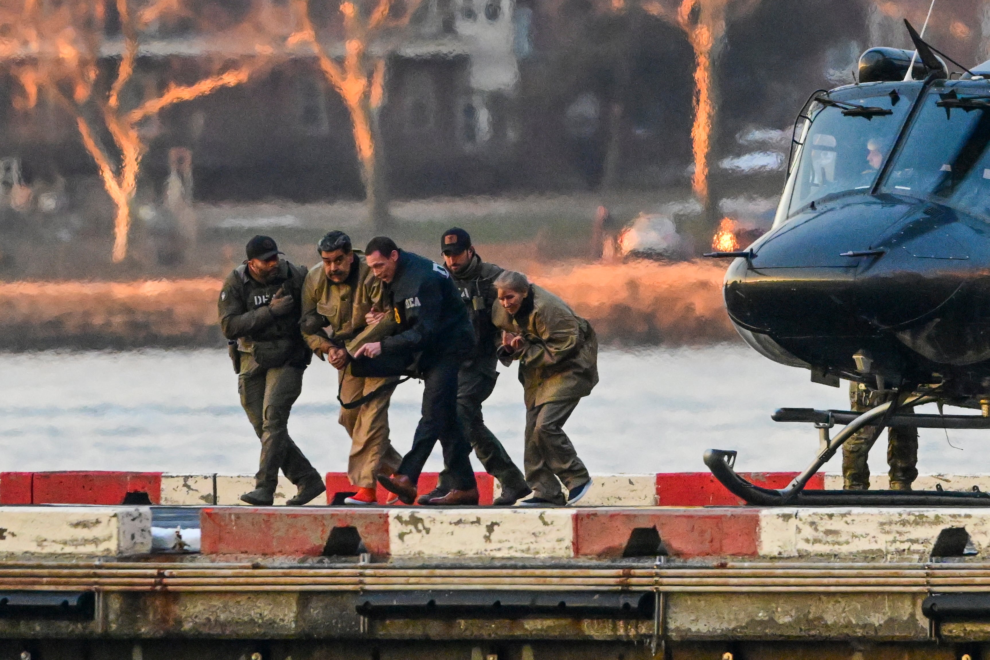 NEW YORK (United States), 05/01/2026.- Captured Venezuelan President Nicolas Maduro and his wife, Cilia Flores, arrive at the Wall Street Heliport during their transport to the federal courthouse for their arraignment in New York, New York, USA, 05 January 2026. (Nueva York) EFE/EPA/Stringer
